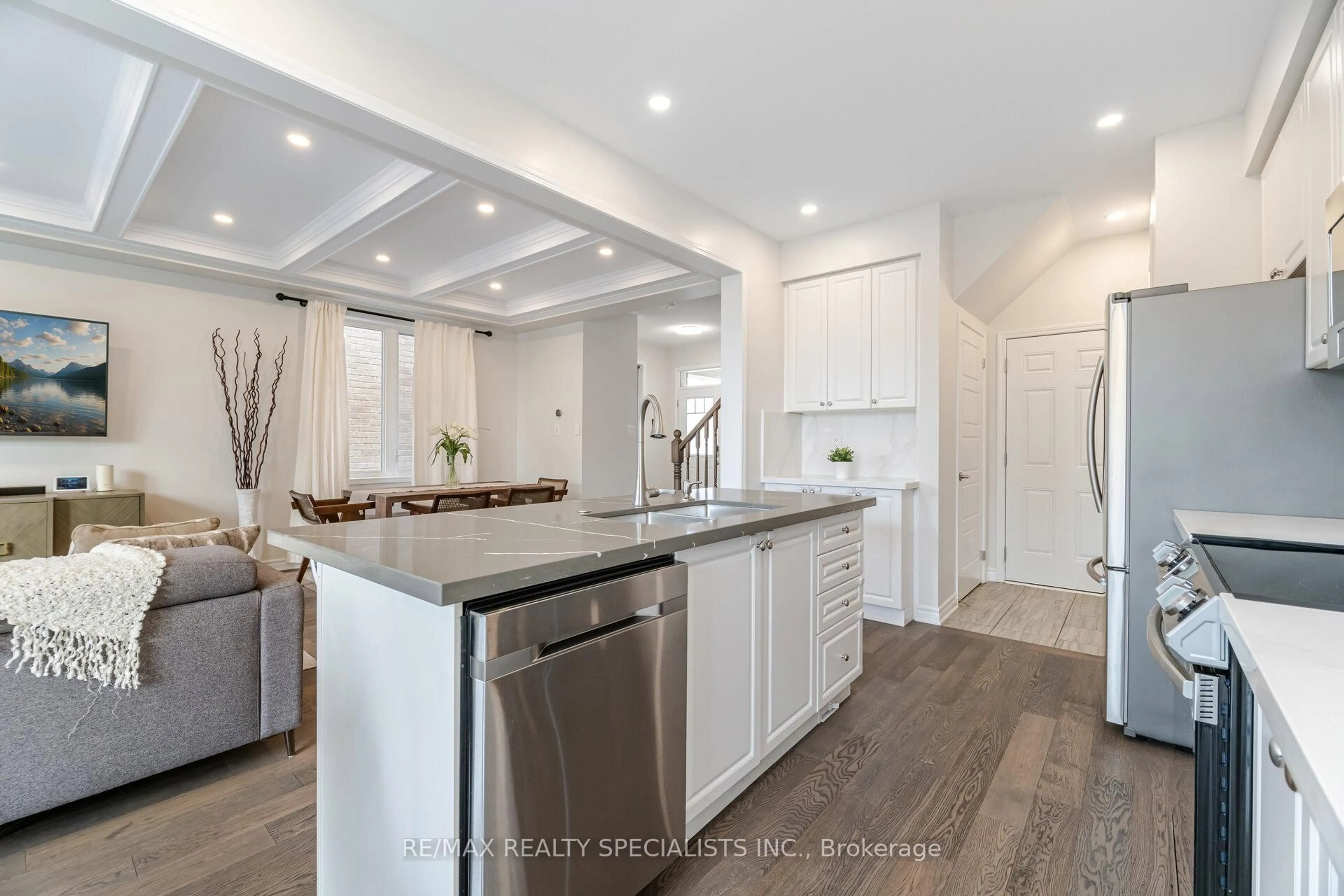 Open concept kitchen, unknown for 519 English Mill Crt, Milton Ontario L9E 0A5