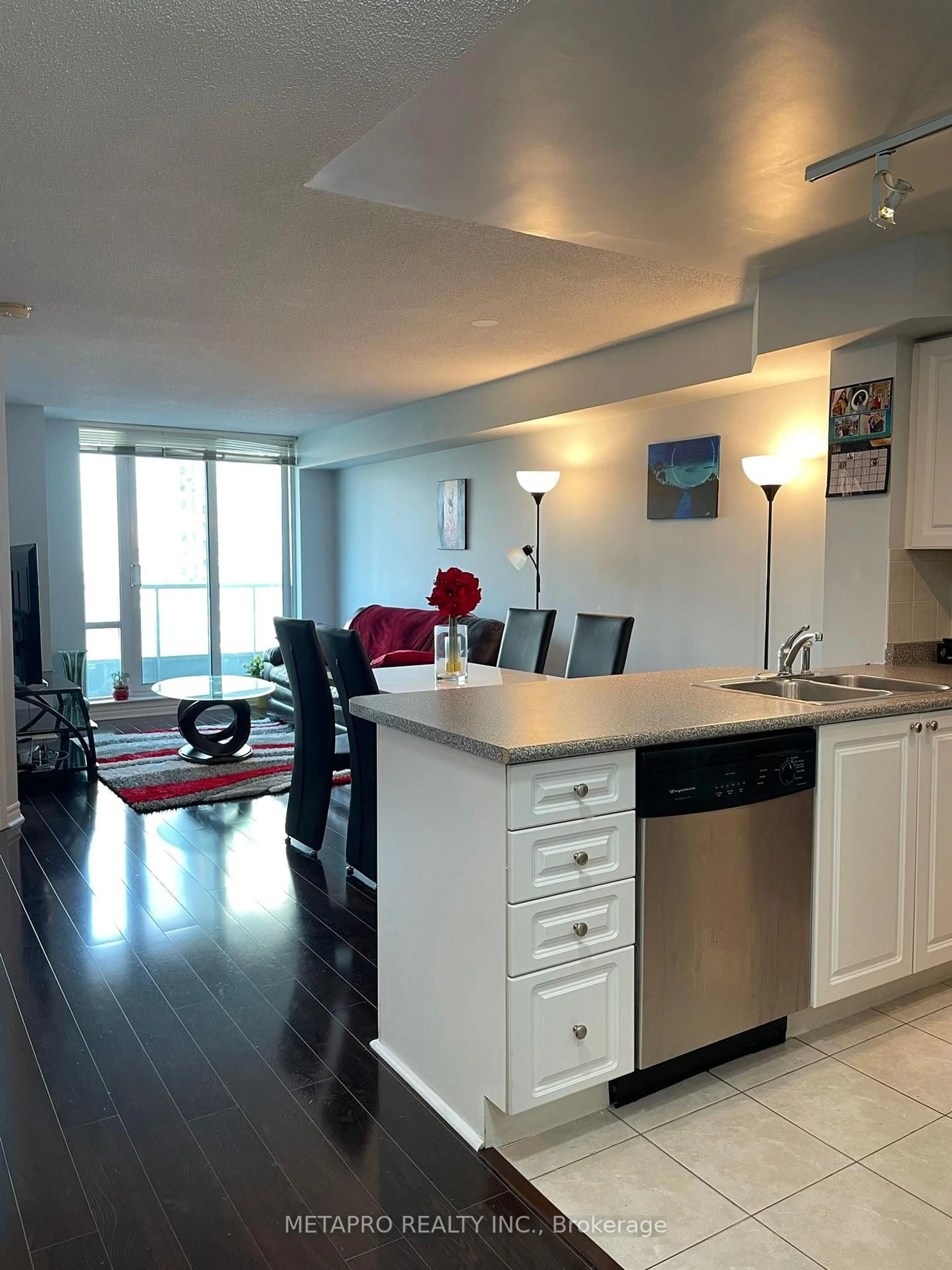 Open concept kitchen, unknown for 33 Elm Dr #813, Mississauga Ontario L5B 4M2