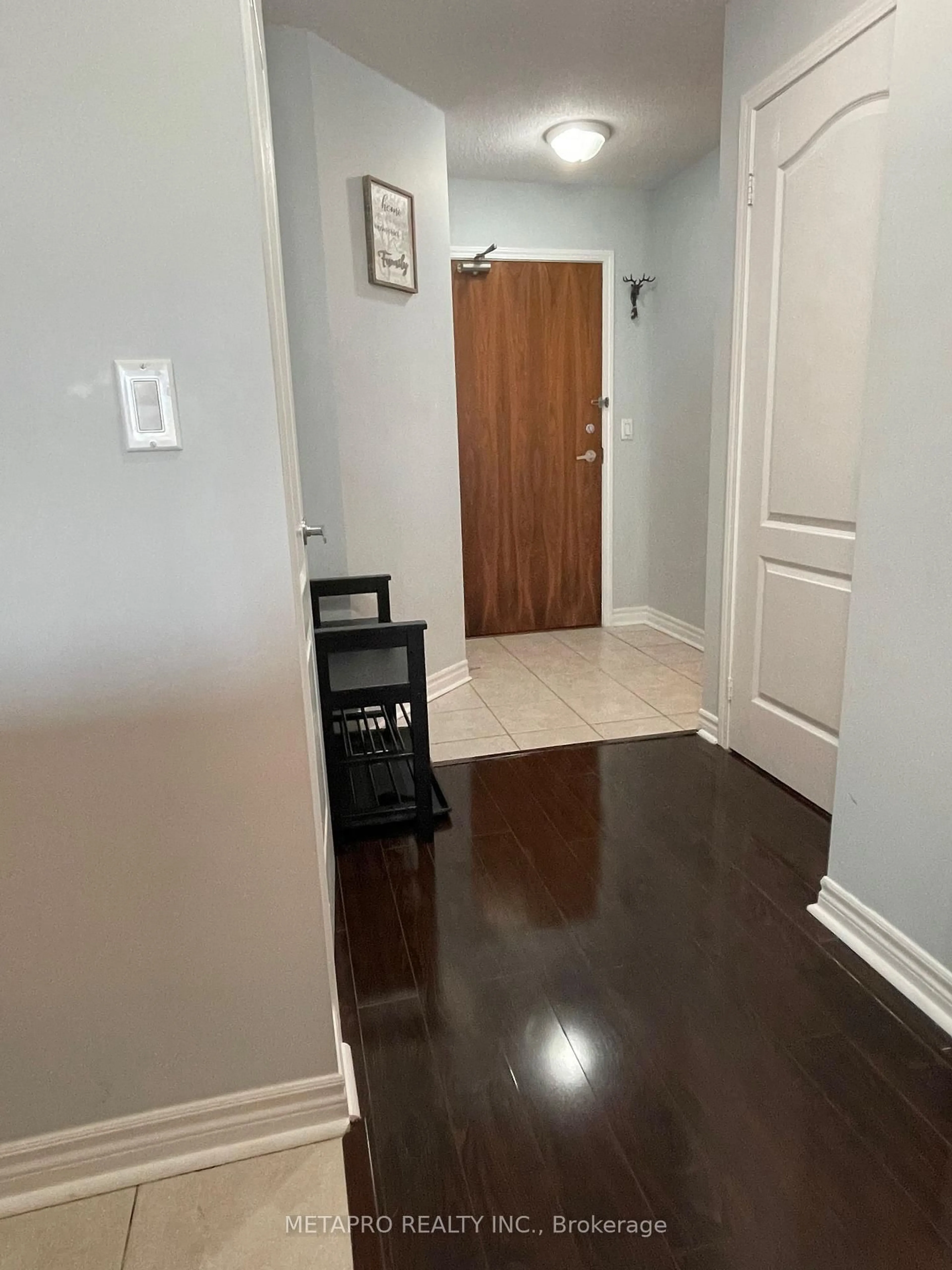 Indoor entryway for 33 Elm Dr #813, Mississauga Ontario L5B 4M2