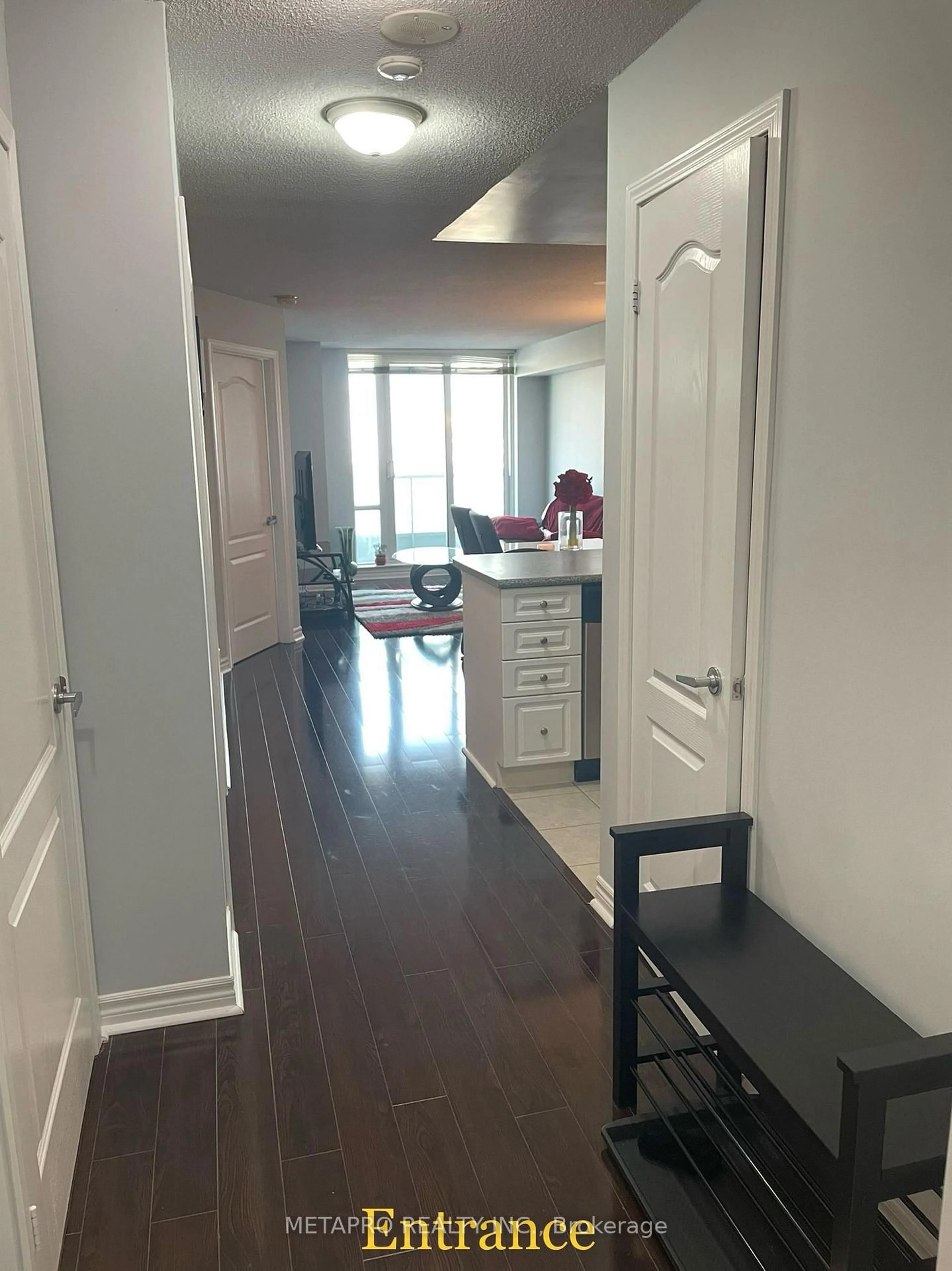 Indoor entryway for 33 Elm Dr #813, Mississauga Ontario L5B 4M2