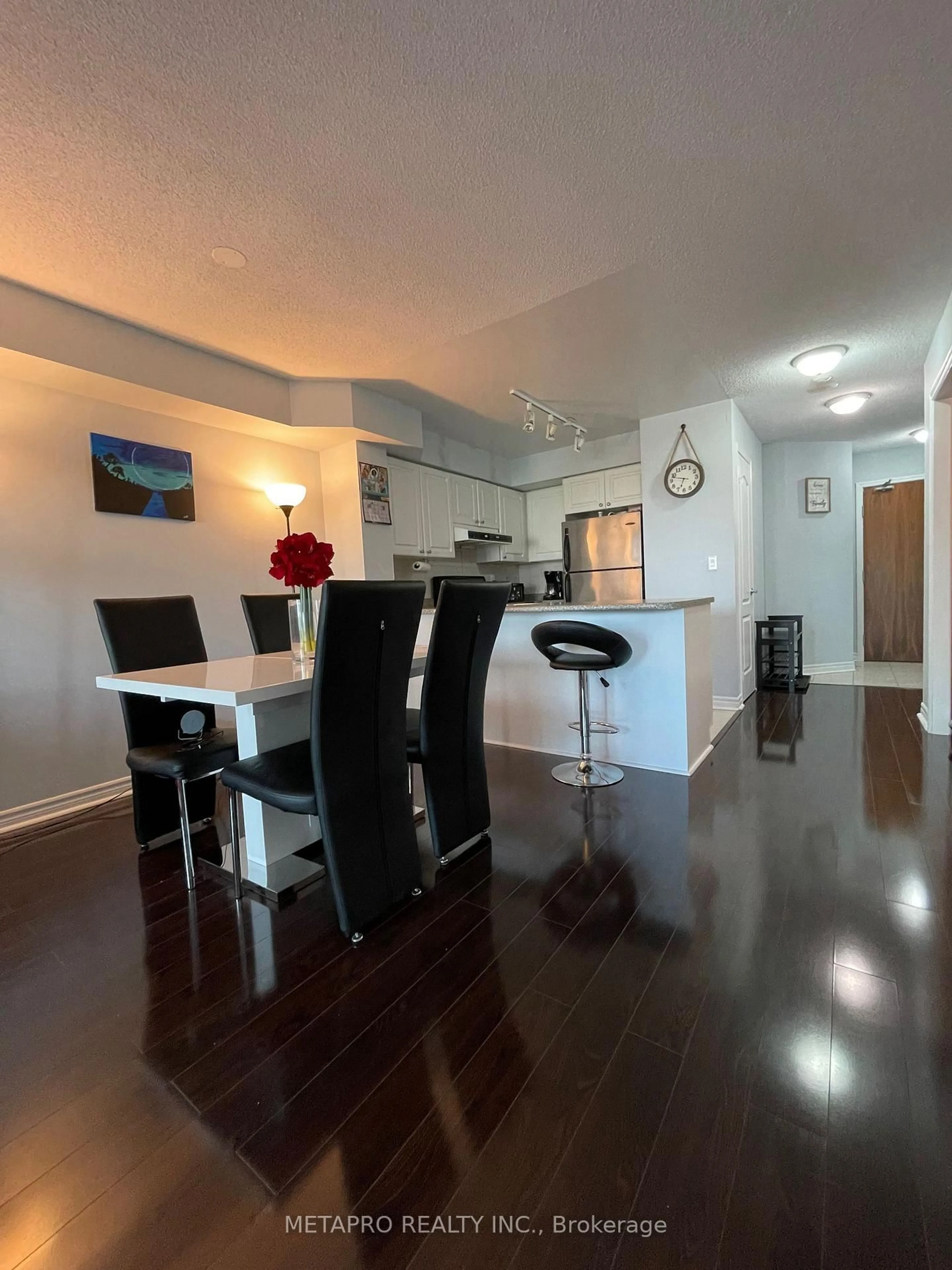 Dining room, wood/laminate floor for 33 Elm Dr #813, Mississauga Ontario L5B 4M2