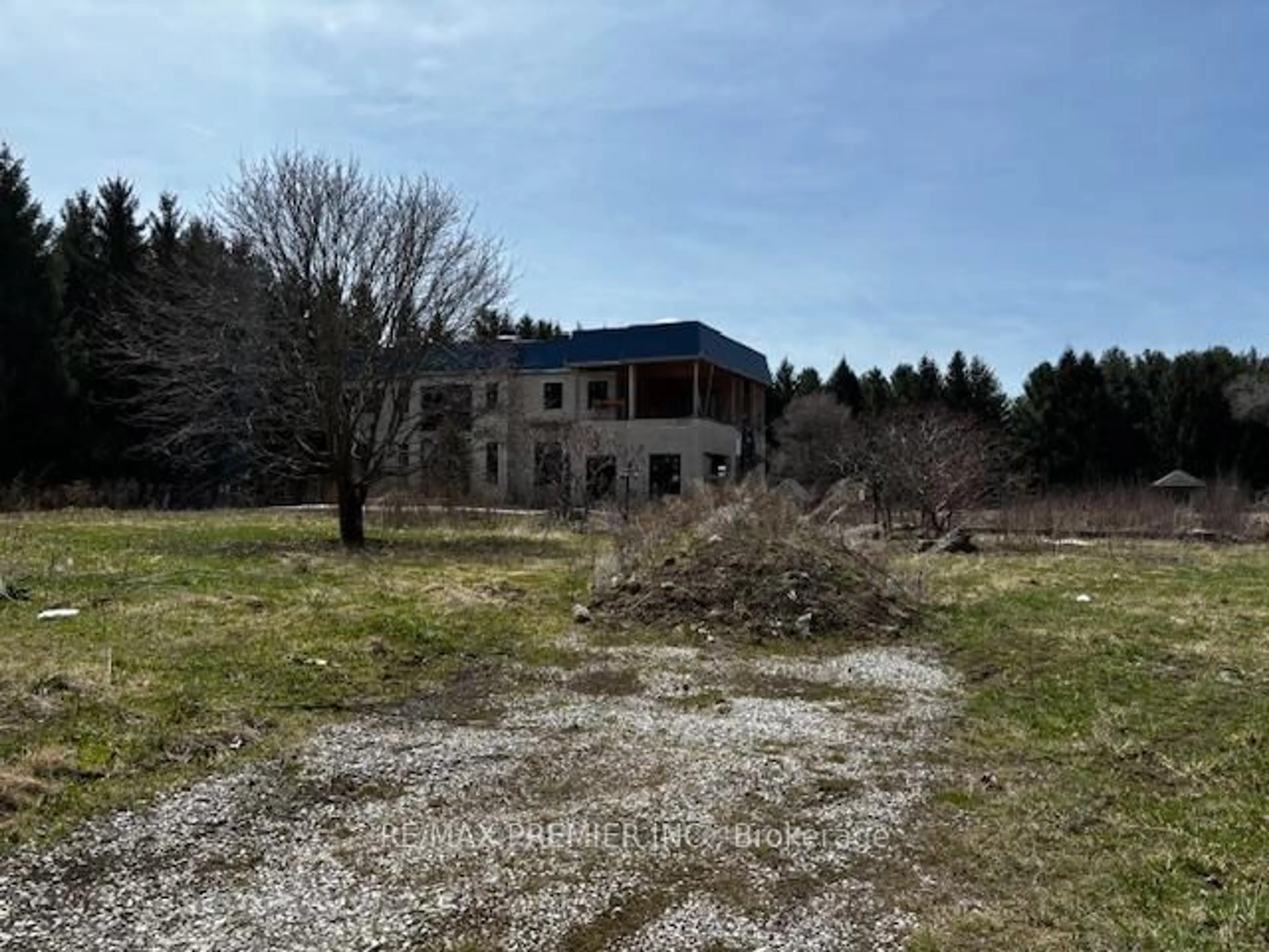 A pic from outside/outdoor area/front of a property/back of a property/a pic from drone, building for 15060 Mount Pleasant Rd, Caledon Ontario L7E 3M4
