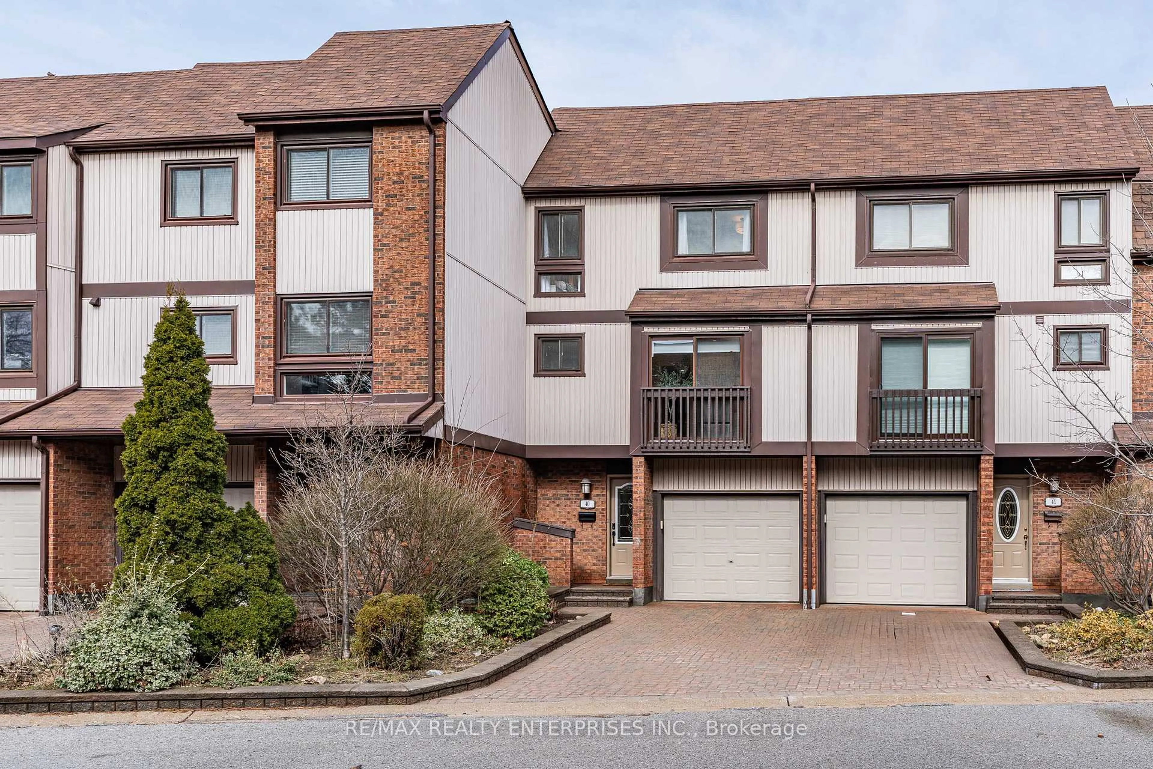 A pic from outside/outdoor area/front of a property/back of a property/a pic from drone, street for 1060 Walden Circ #40, Mississauga Ontario L5J 4J9