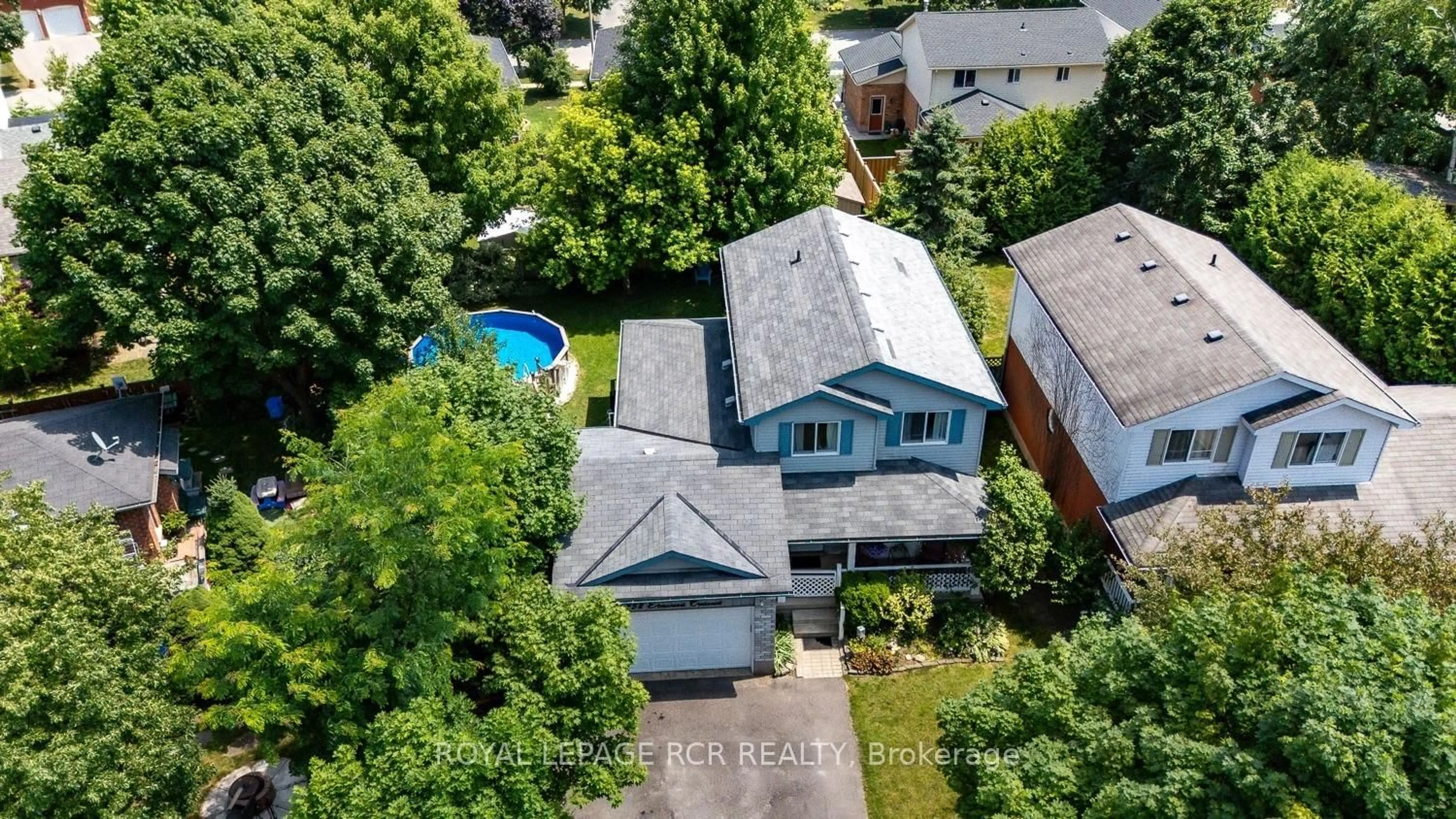 A pic from outside/outdoor area/front of a property/back of a property/a pic from drone, street for 252 Elmwood Cres, Orangeville Ontario L9W 4T4