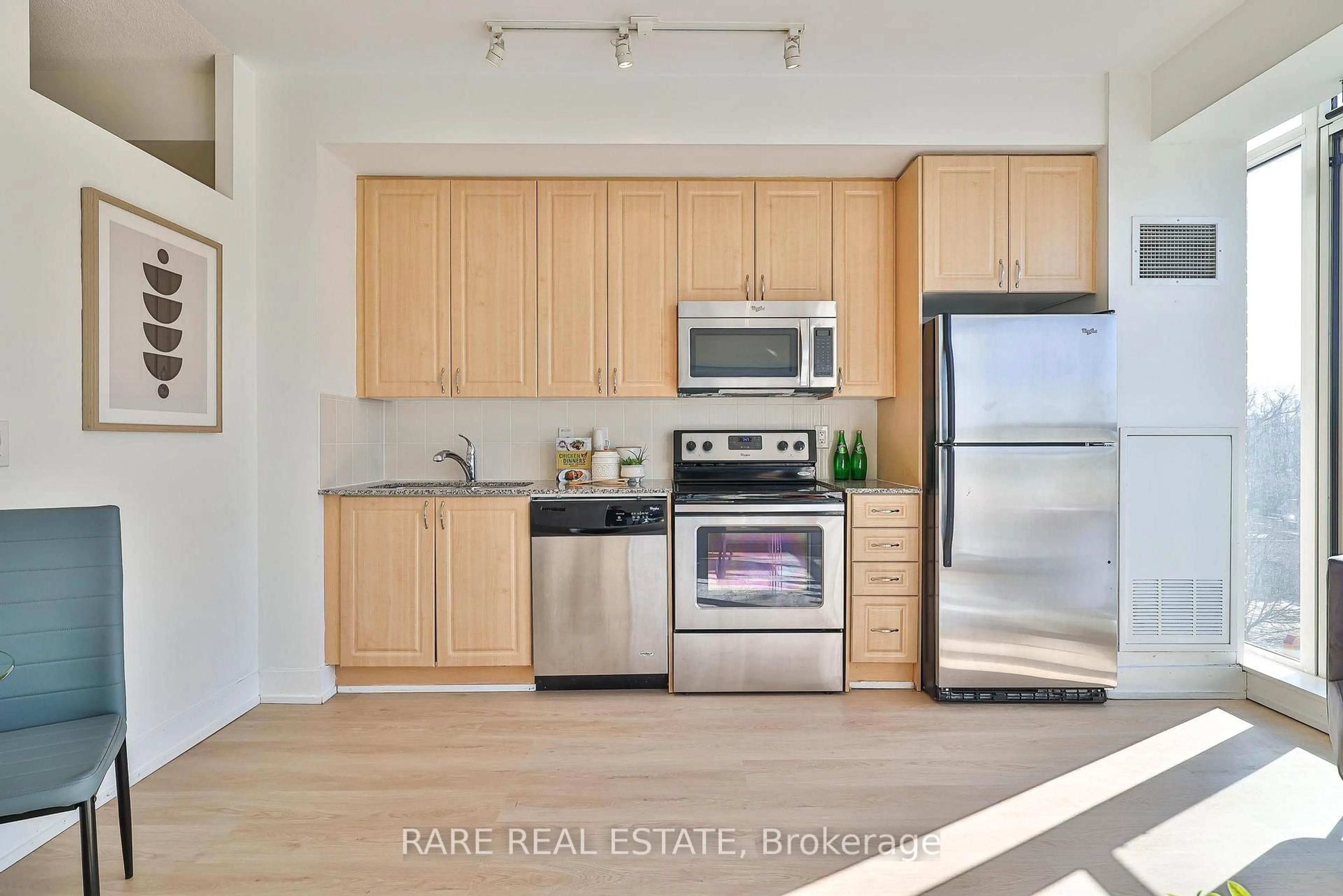 Standard kitchen, wood/laminate floor for 1638 Bloor St #607, Toronto Ontario M6P 1A7