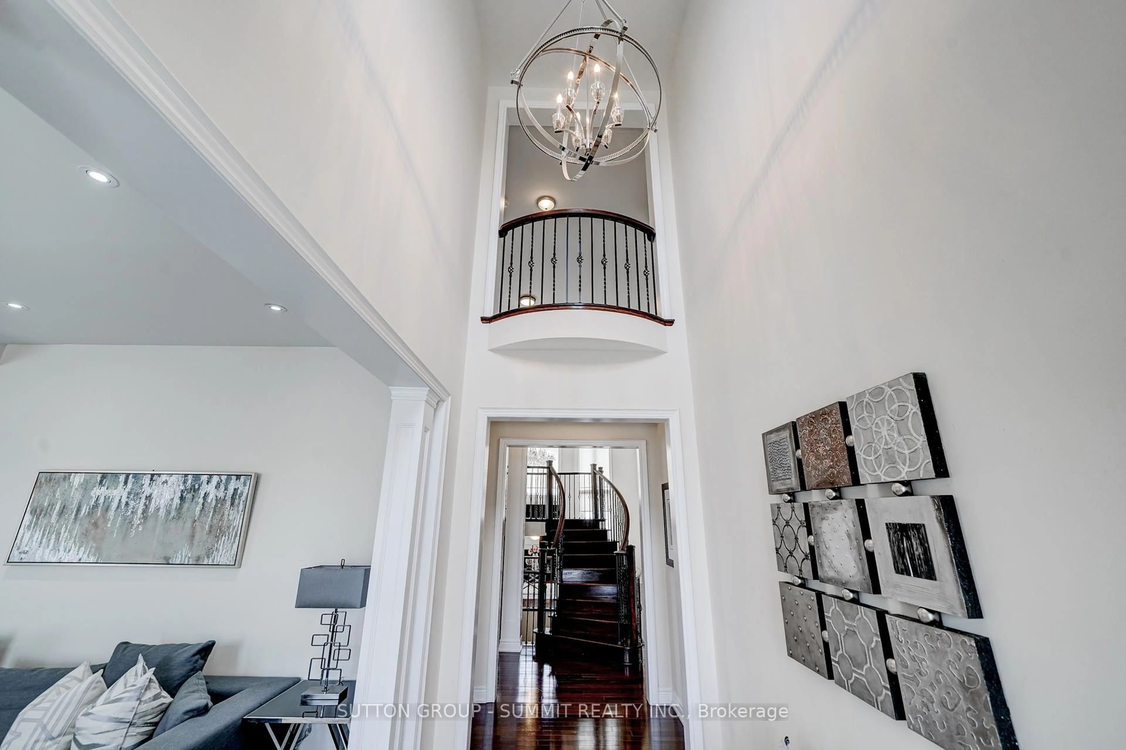 Indoor foyer for 6 Flanders Rd, Brampton Ontario L6X 0W3