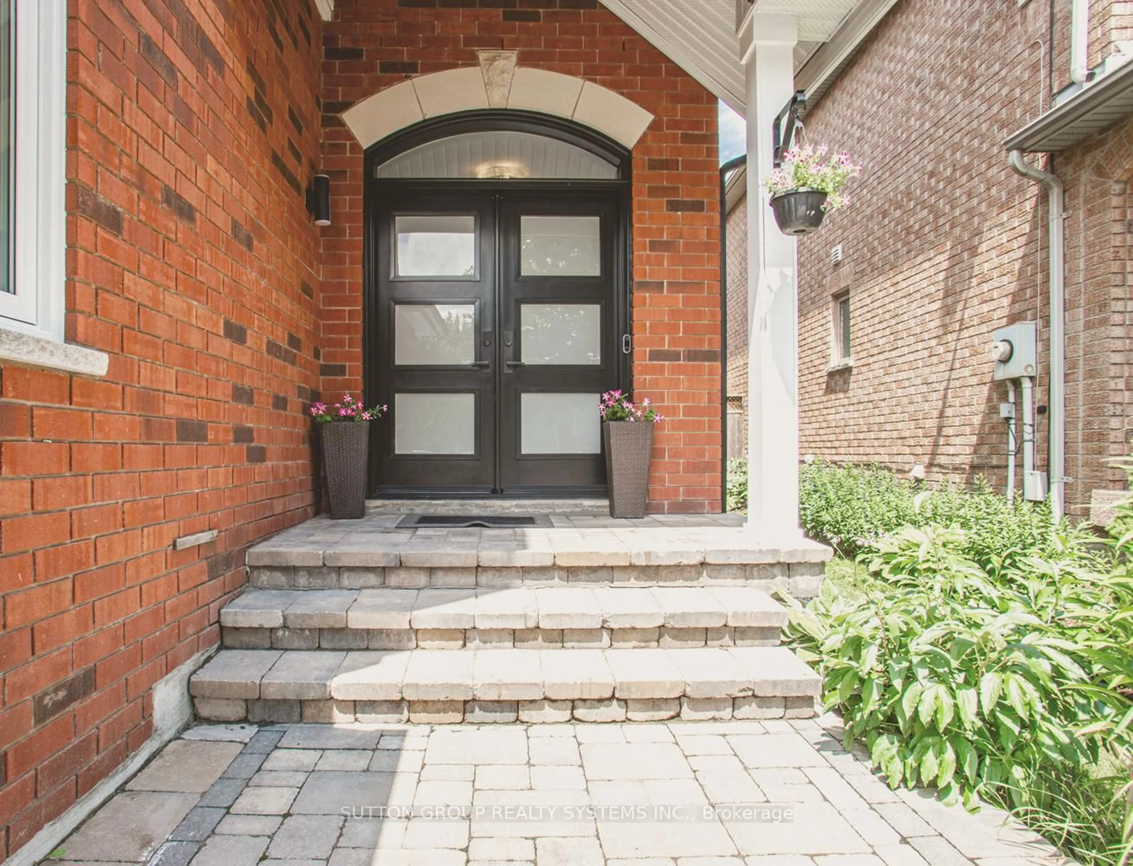 Indoor entryway for 2029 Westmount Dr, Oakville Ontario L6M 3P9