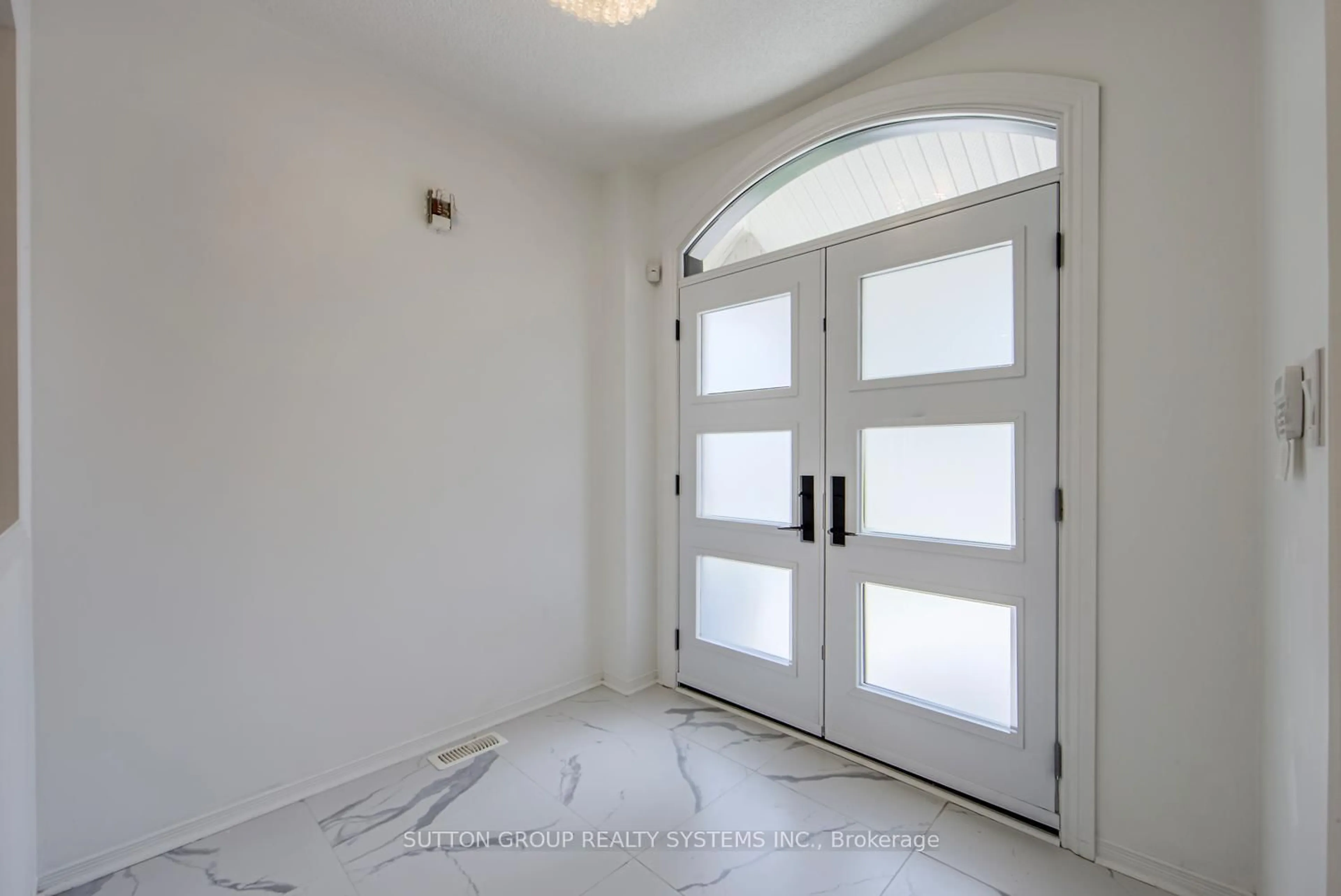 Indoor entryway for 2029 Westmount Dr, Oakville Ontario L6M 3P9