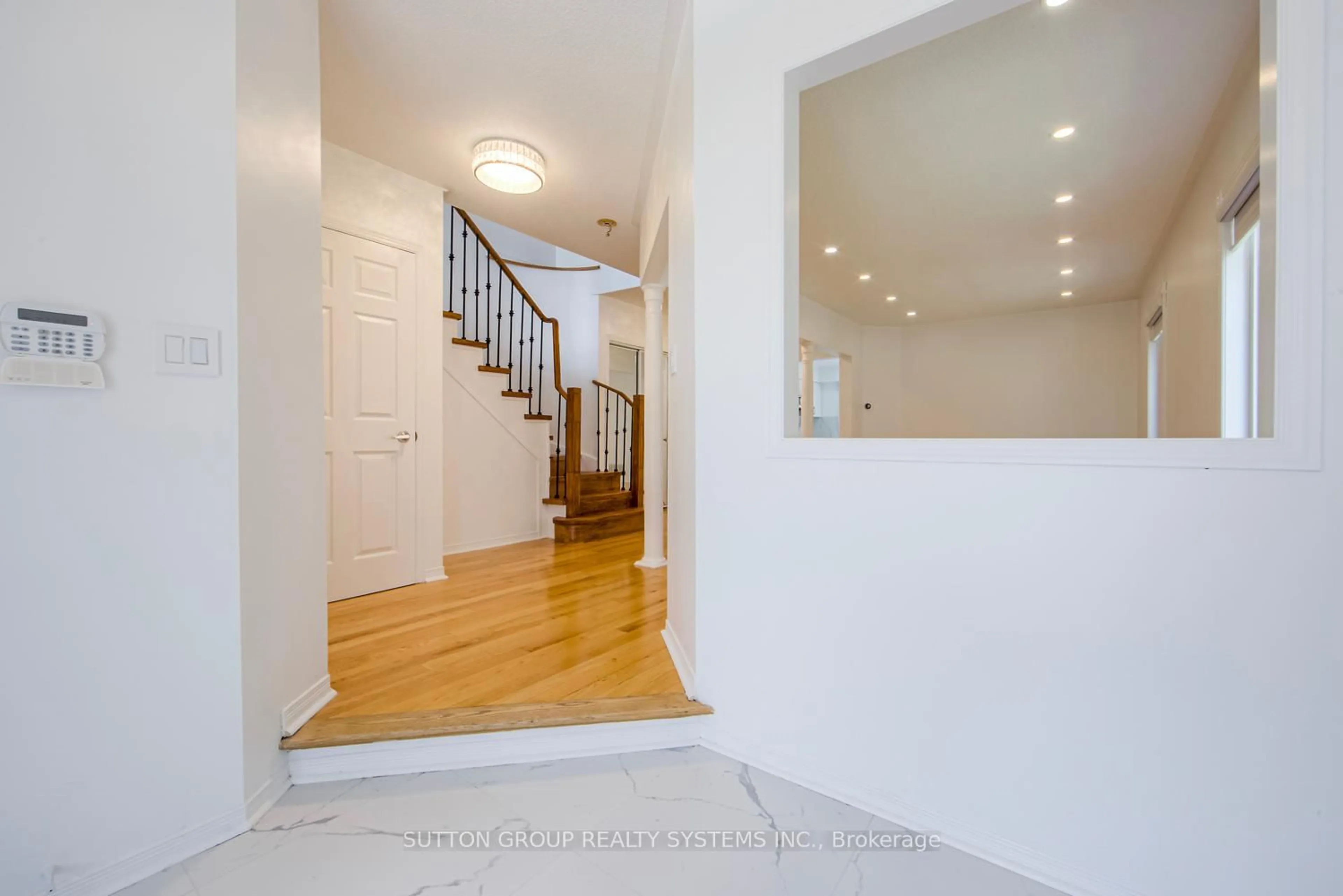 Indoor entryway for 2029 Westmount Dr, Oakville Ontario L6M 3P9