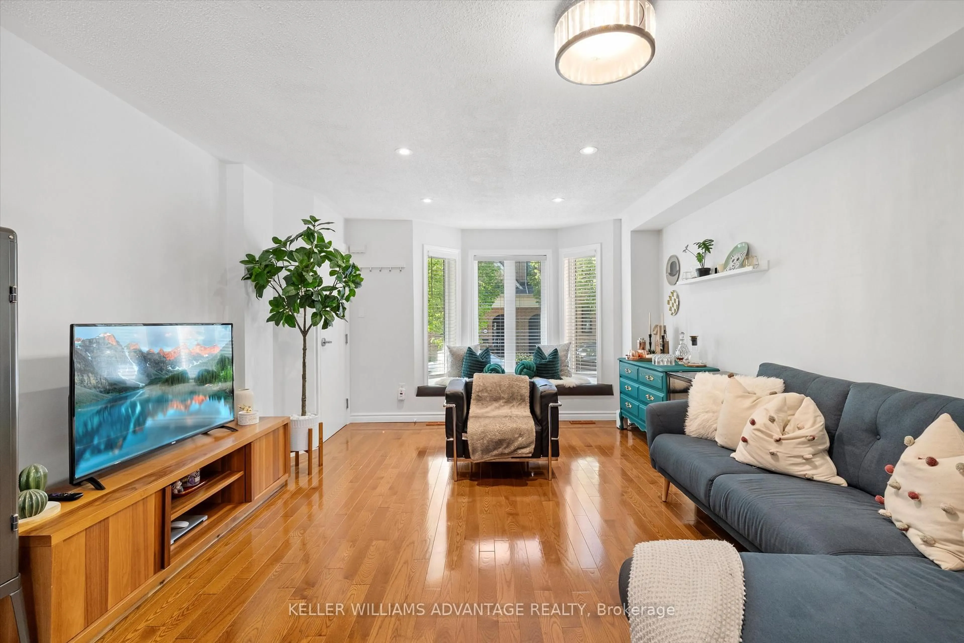 Living room with furniture, unknown for 43 Viella St, Toronto Ontario M6N 5C6