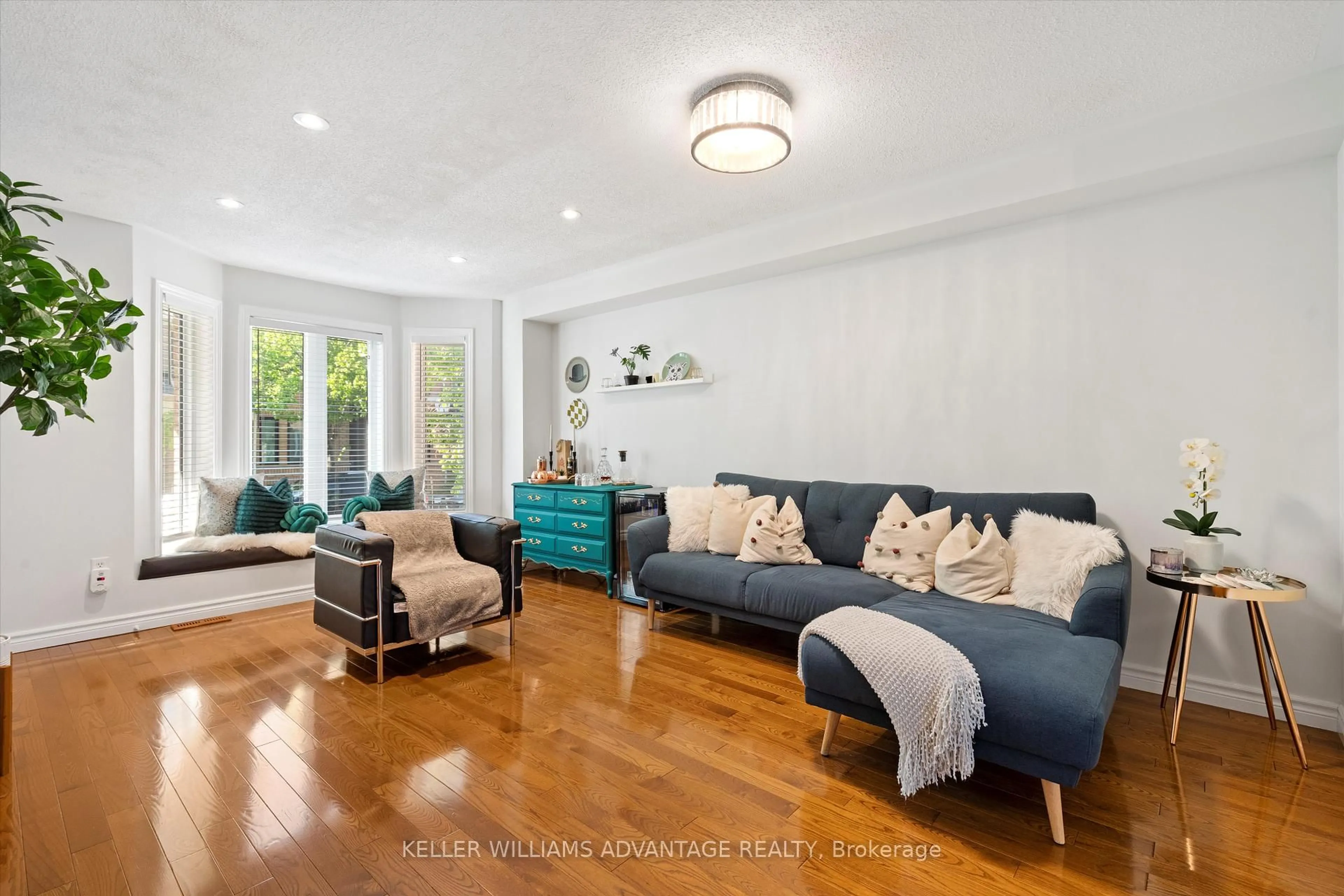 Living room with furniture, unknown for 43 Viella St, Toronto Ontario M6N 5C6