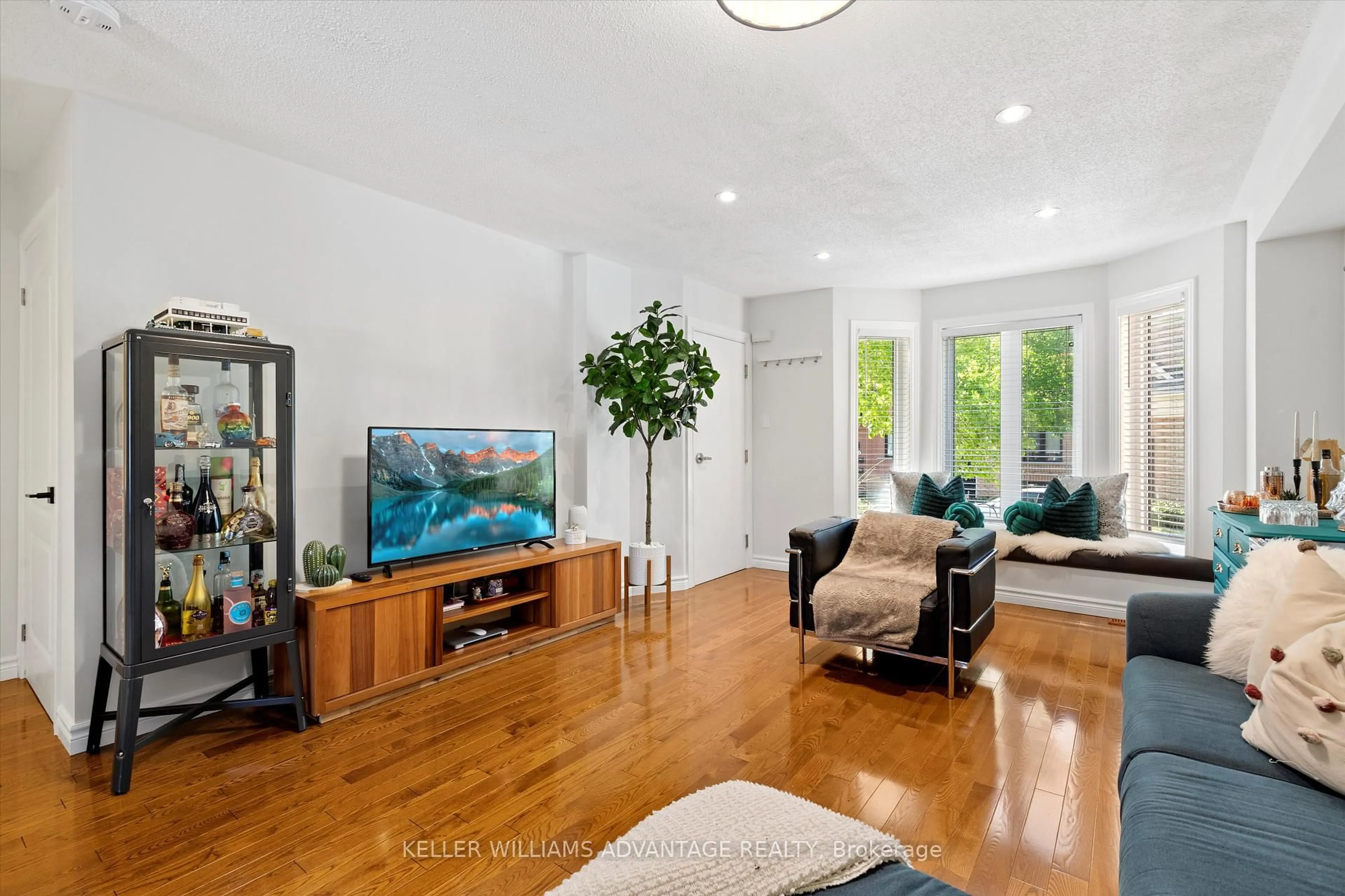 Living room with furniture, unknown for 43 Viella St, Toronto Ontario M6N 5C6