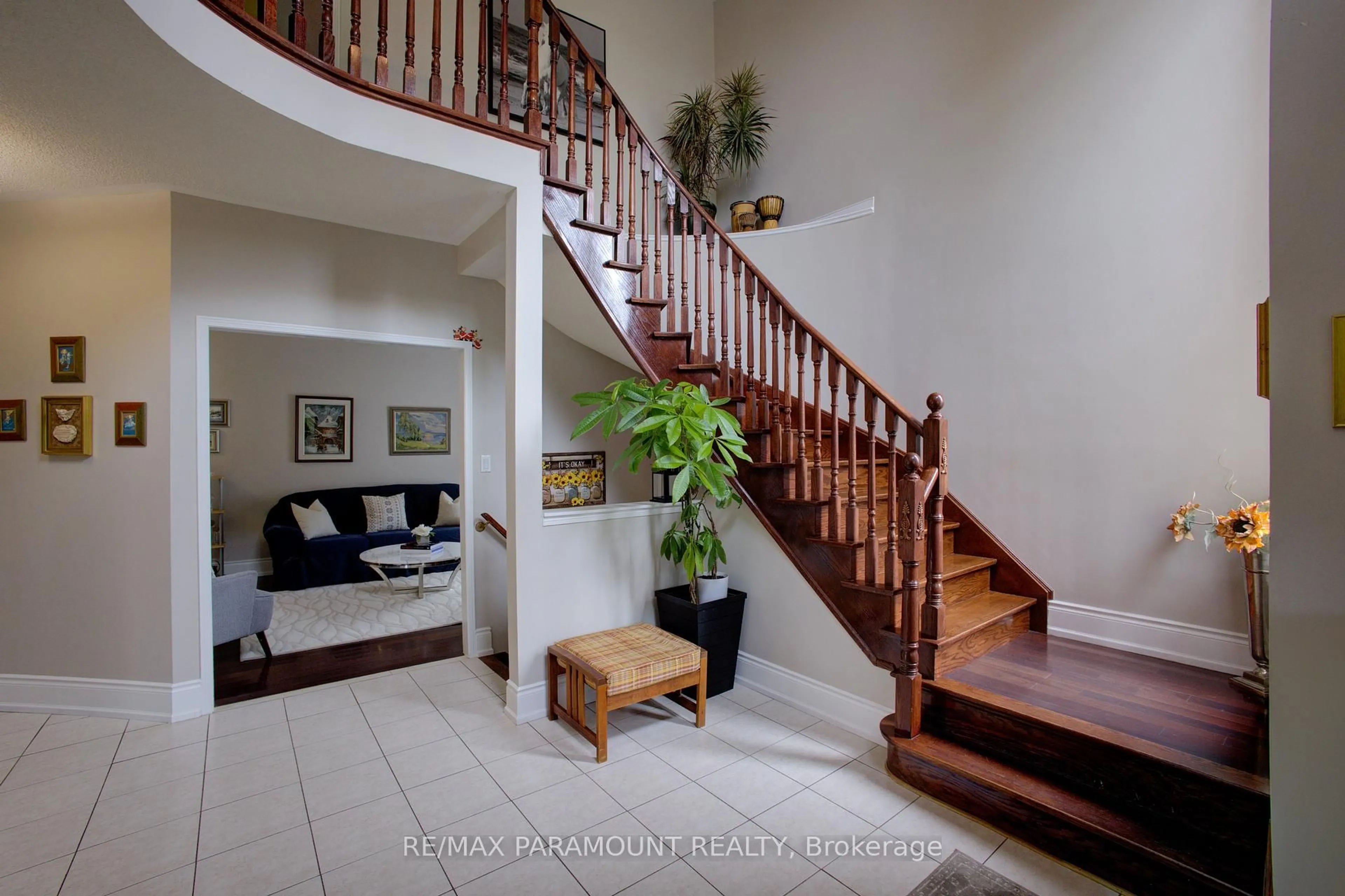 Indoor foyer for 20 Sandyside Cres, Brampton Ontario L7A 3P8