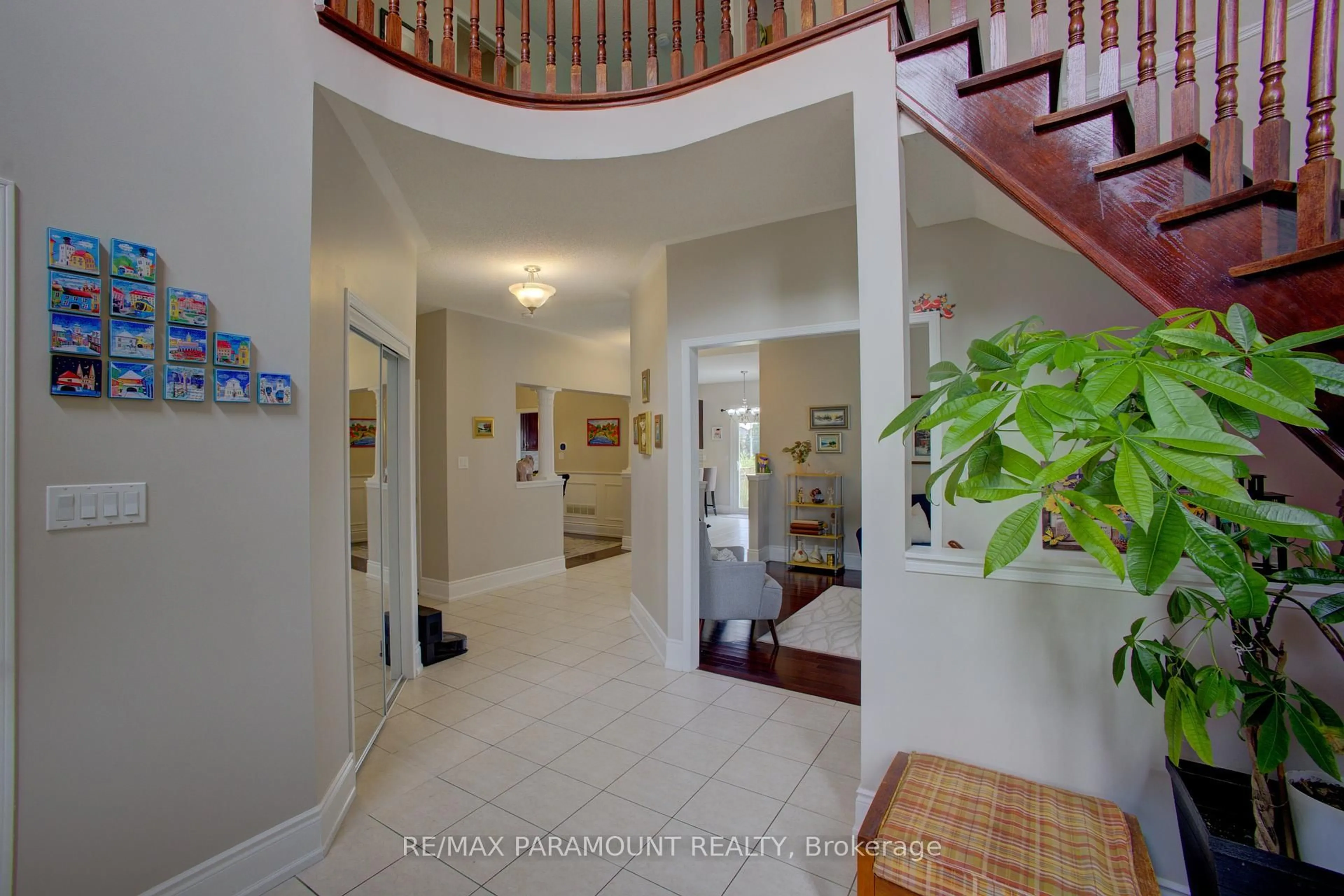 Indoor foyer for 20 Sandyside Cres, Brampton Ontario L7A 3P8