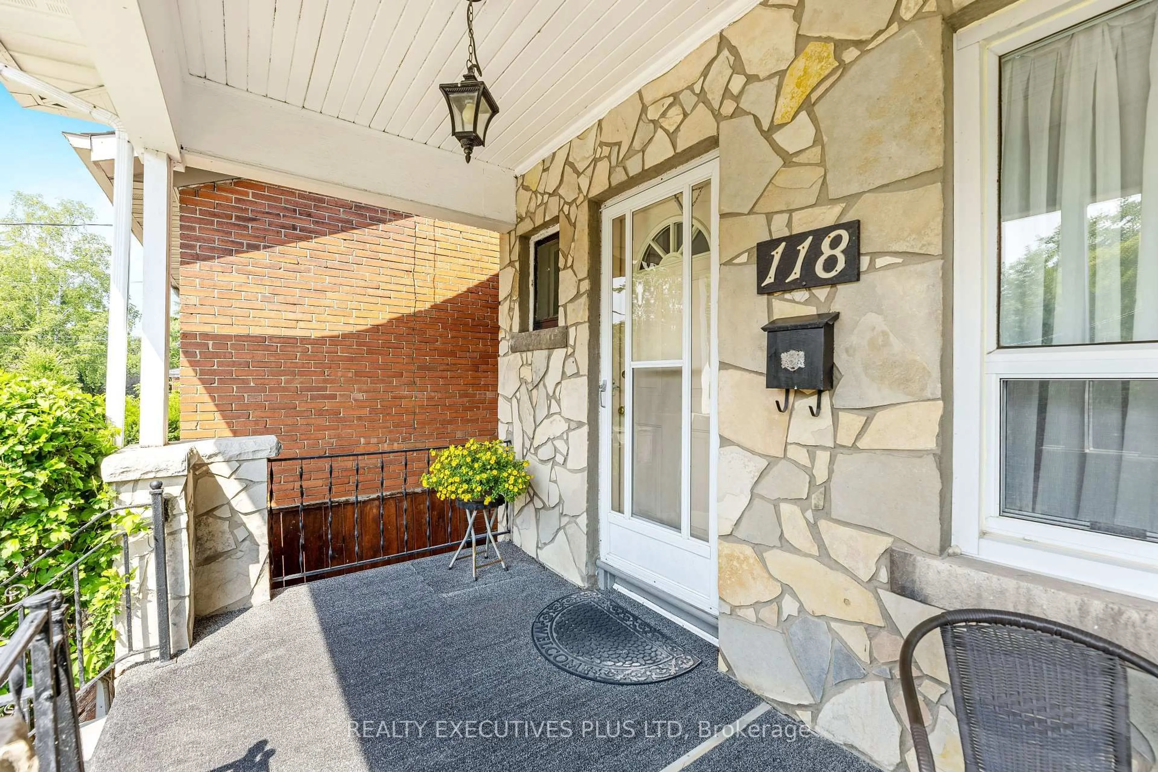Indoor entryway for 118 Alder Cres, Toronto Ontario M8V 2H8