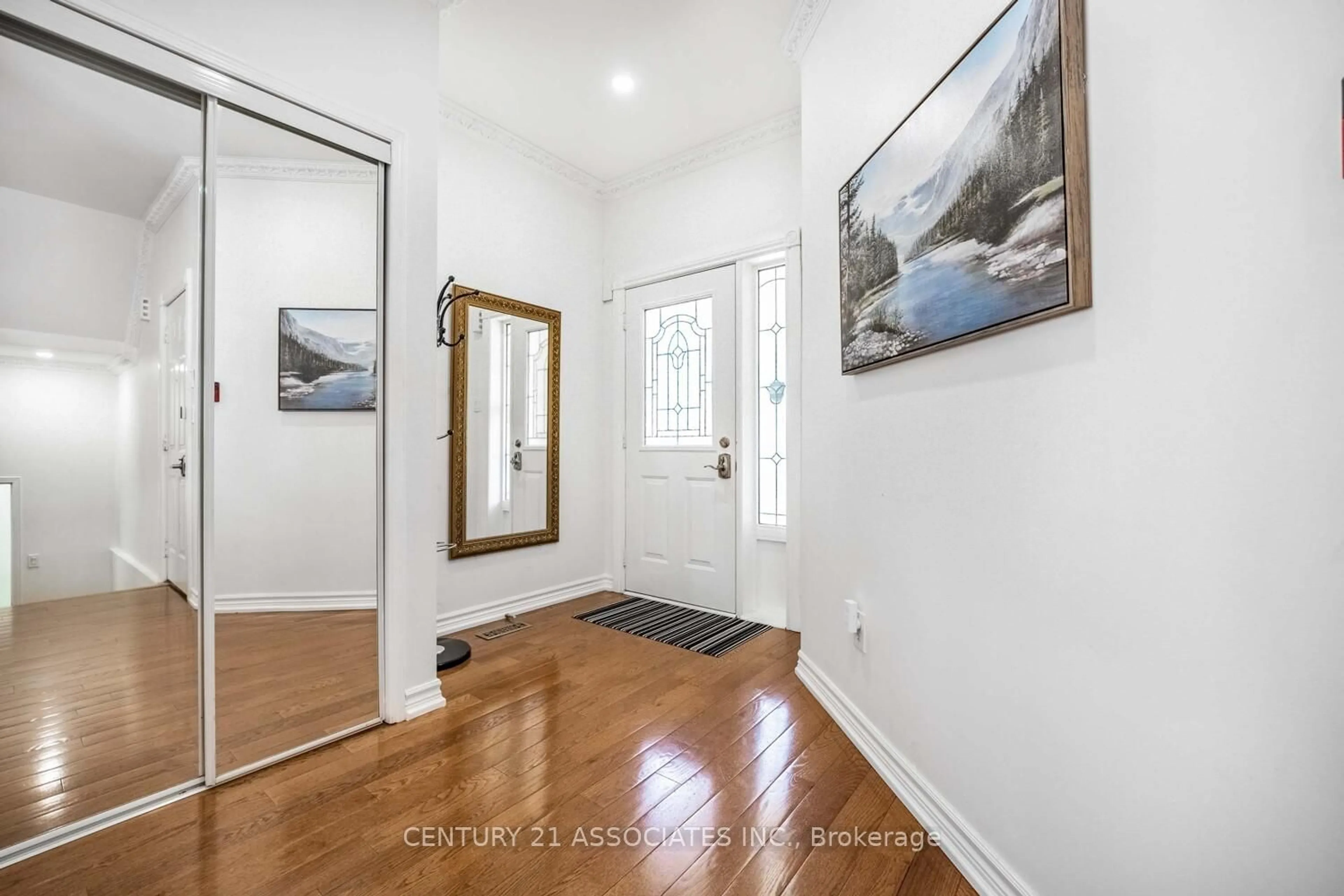 Indoor entryway for 7211 Magistrate Terr, Mississauga Ontario L5W 1T6