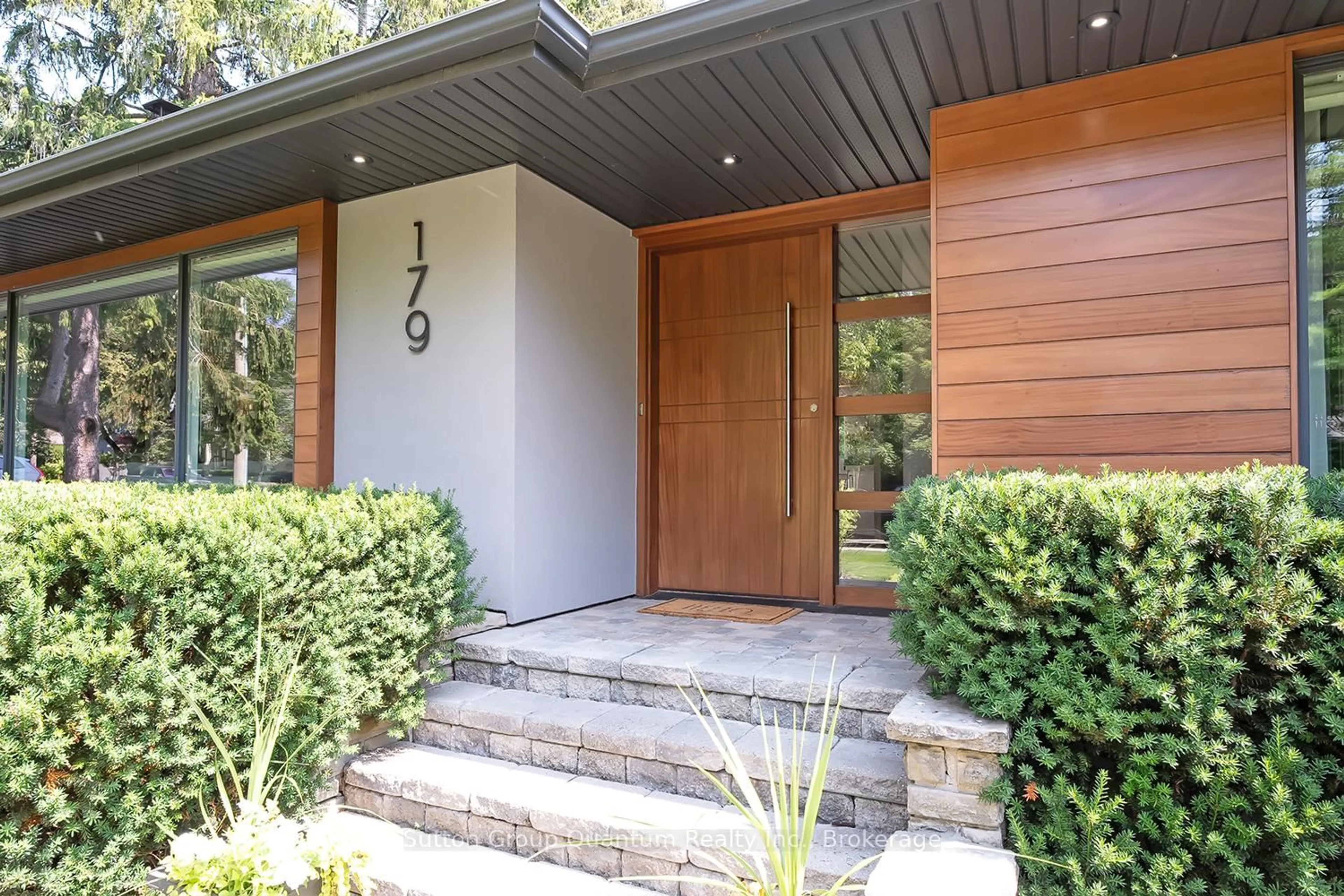 Indoor entryway for 179 Forestwood Dr, Oakville Ontario L6J 4E5