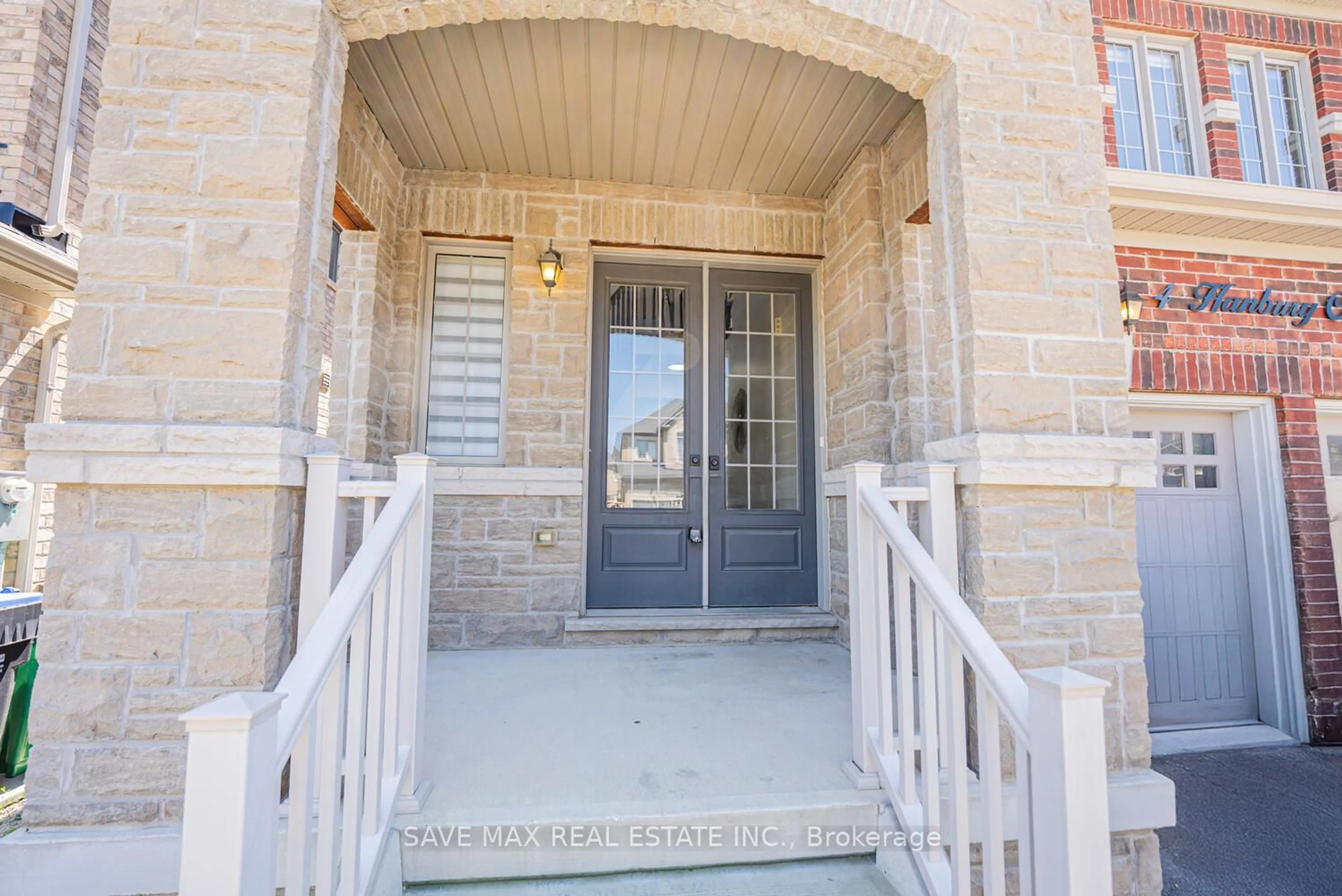 Indoor entryway for 4 Hanbury Cres, Brampton Ontario L6X 5N6