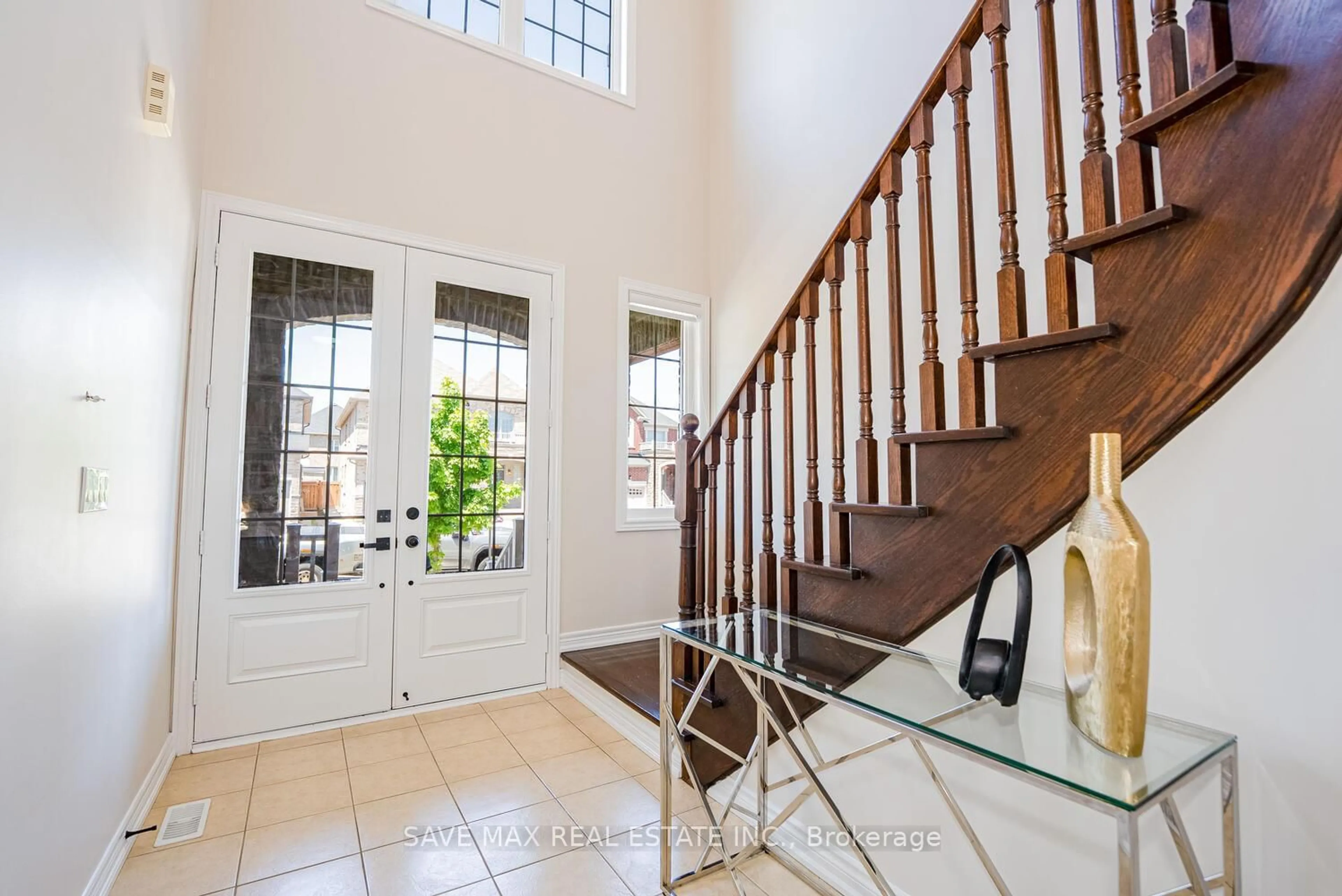 Indoor entryway for 4 Hanbury Cres, Brampton Ontario L6X 5N6