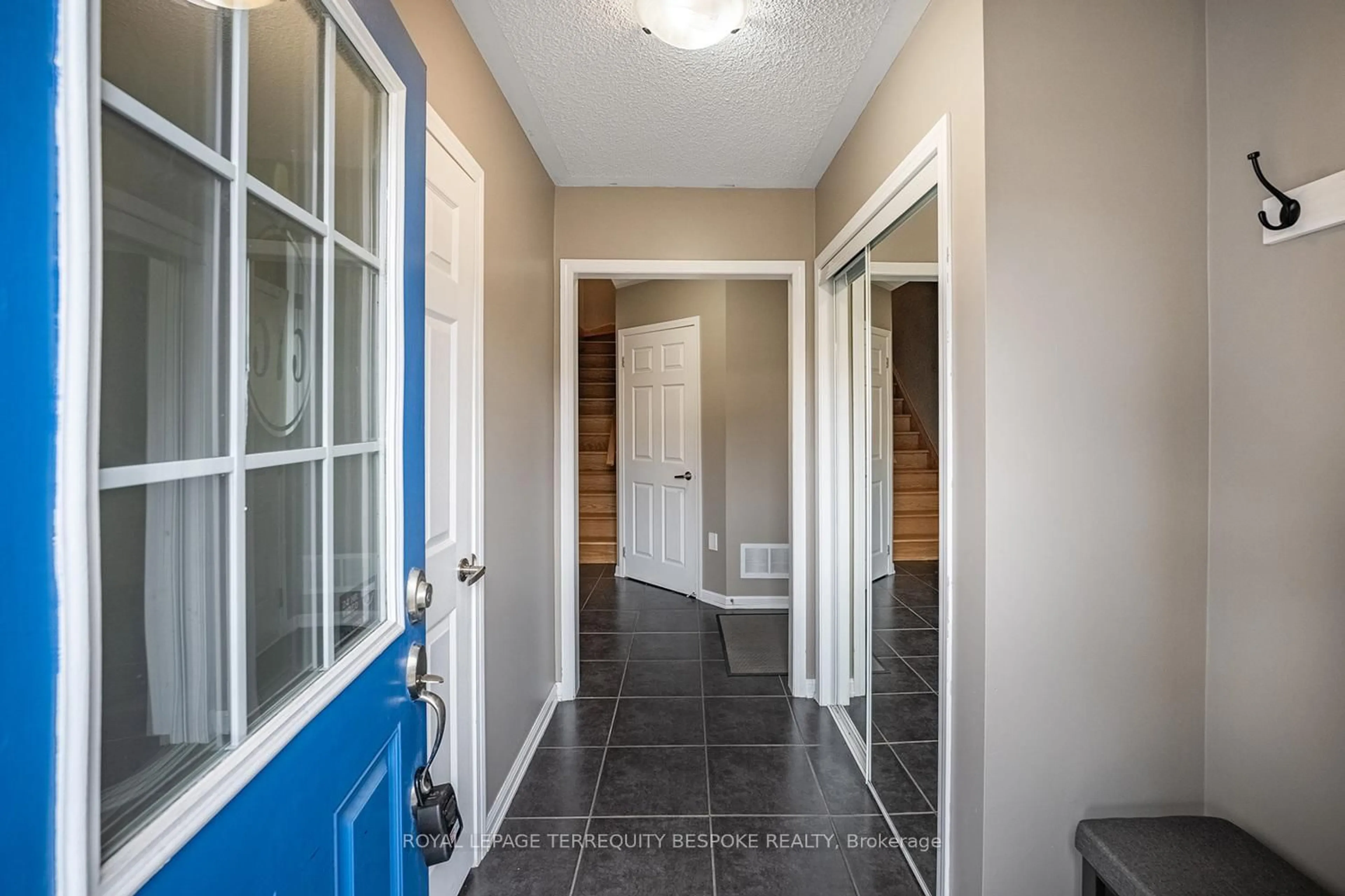 Indoor entryway for 575 Speyer Circ, Milton Ontario L9T 0Y1