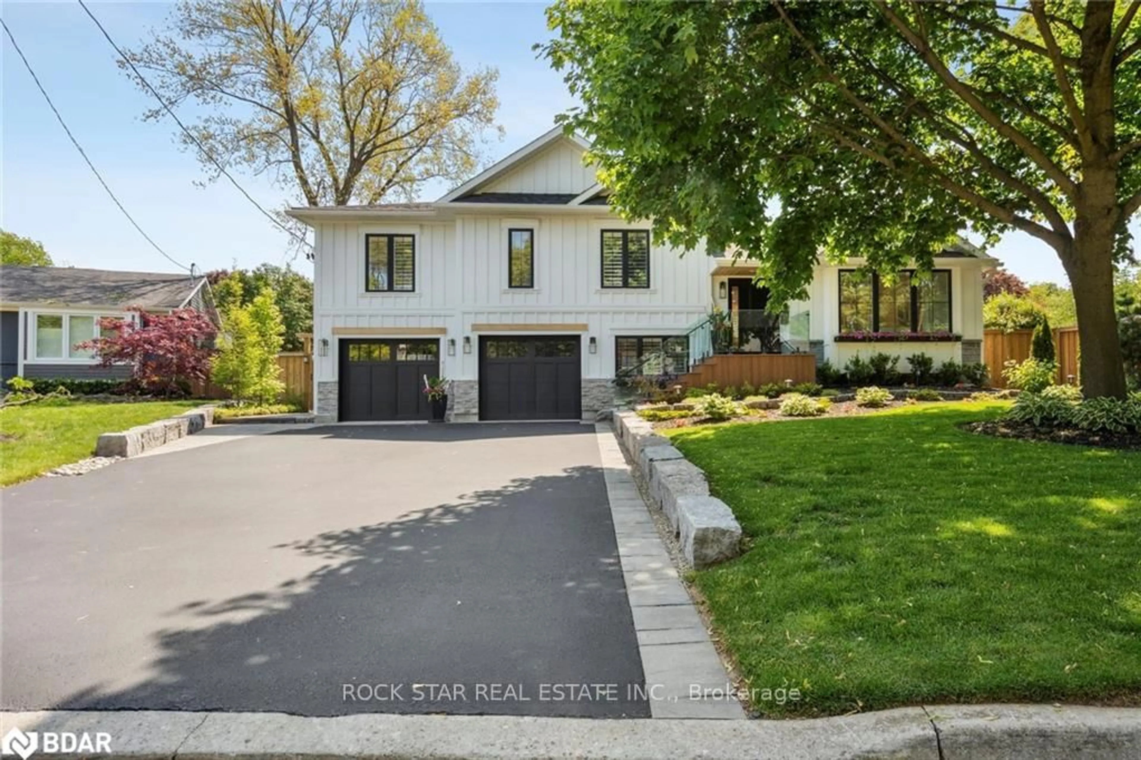 Home with brick exterior material, street for 298 Kent Cres, Burlington Ontario L7L 4T1