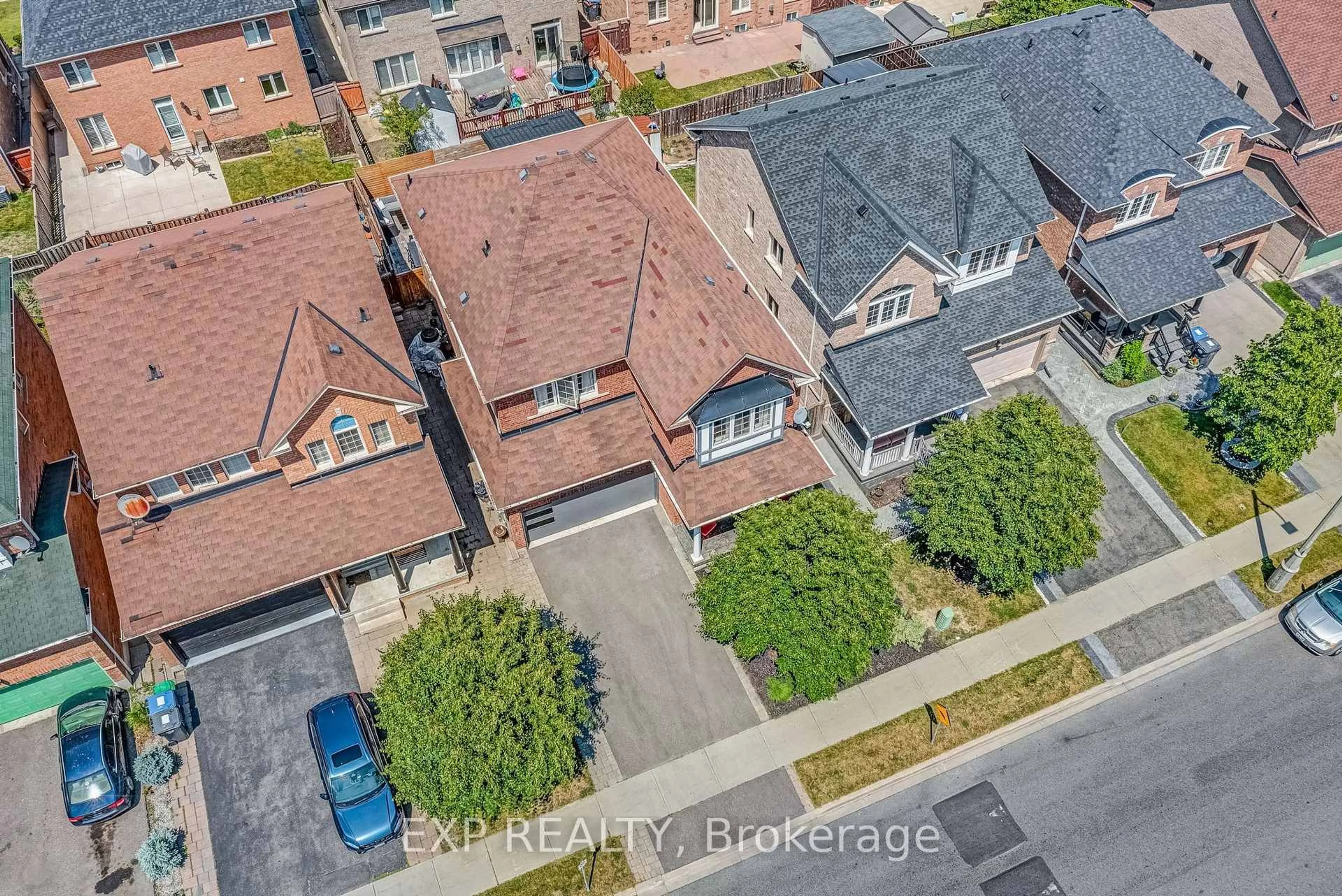 A pic from outside/outdoor area/front of a property/back of a property/a pic from drone, street for 413 Sunny Meadow Blvd, Brampton Ontario L6R 0L6