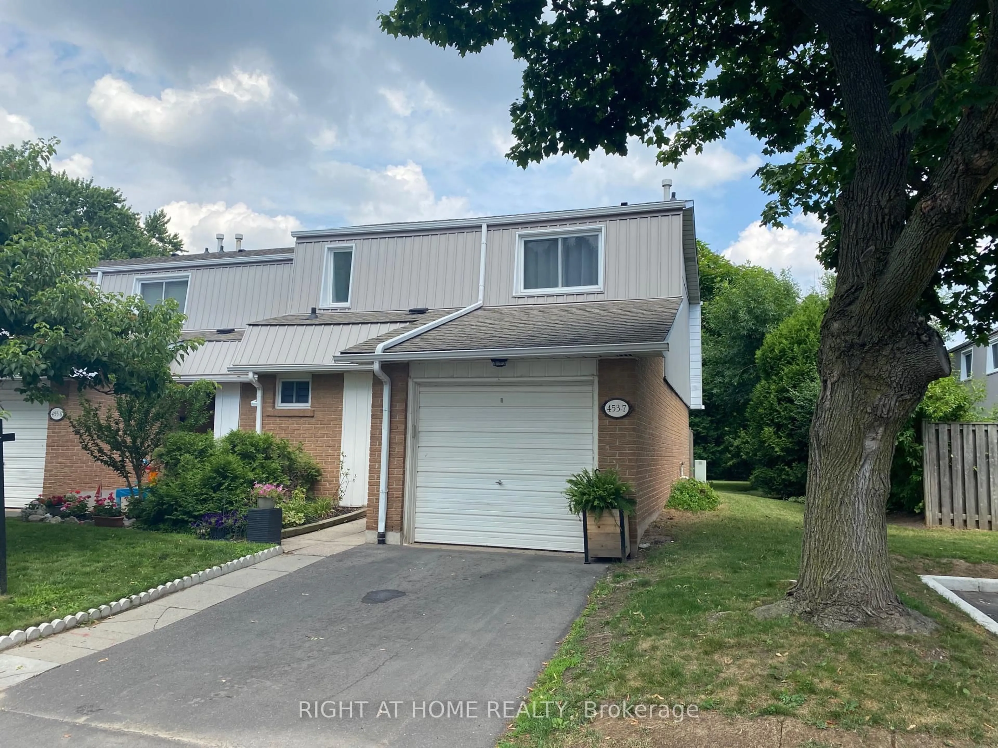 A pic from outside/outdoor area/front of a property/back of a property/a pic from drone, street for 453 Woodview Rd #7, Burlington Ontario L7N 2Z9