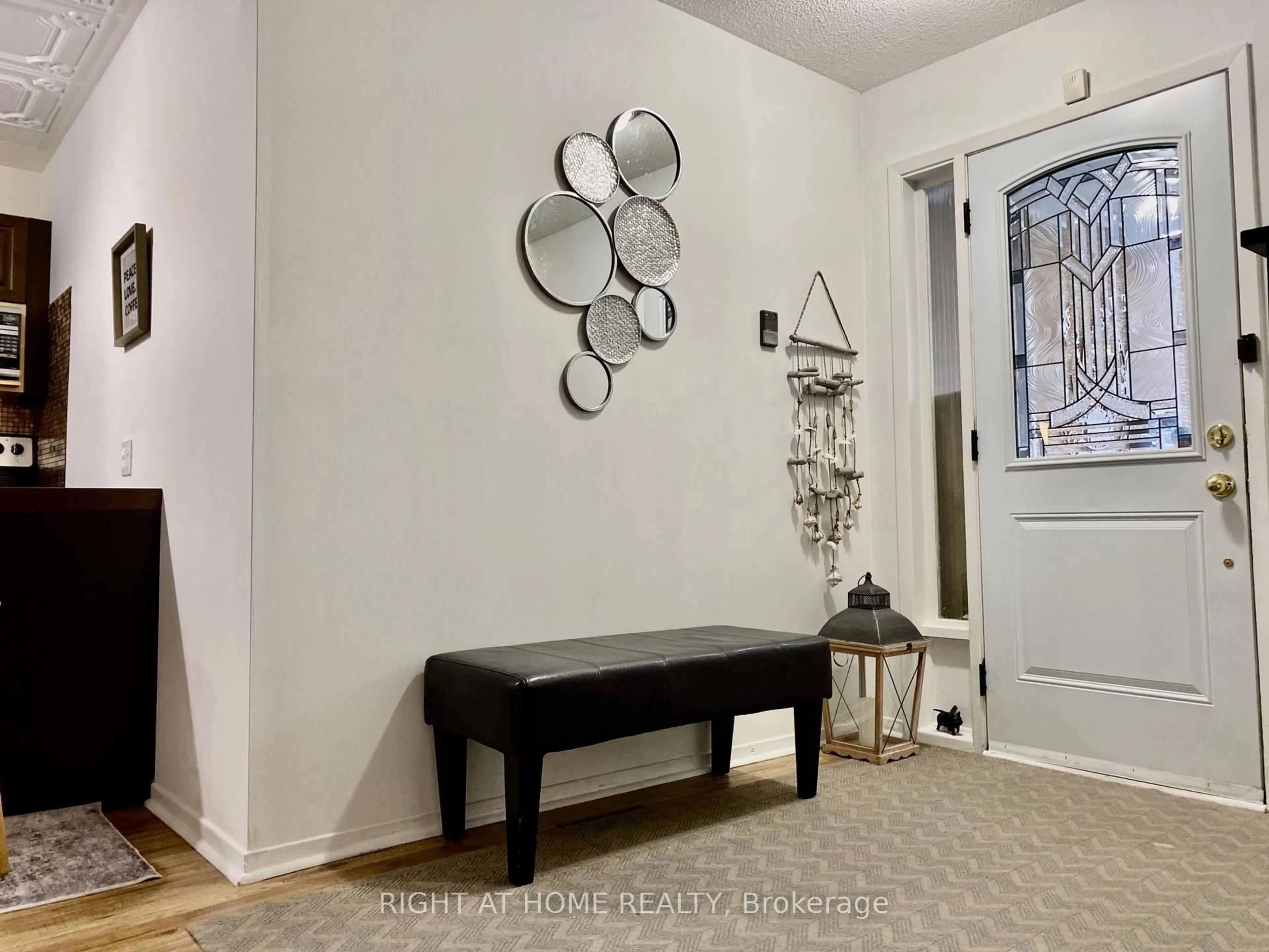 Indoor entryway for 453 Woodview Rd #7, Burlington Ontario L7N 2Z9