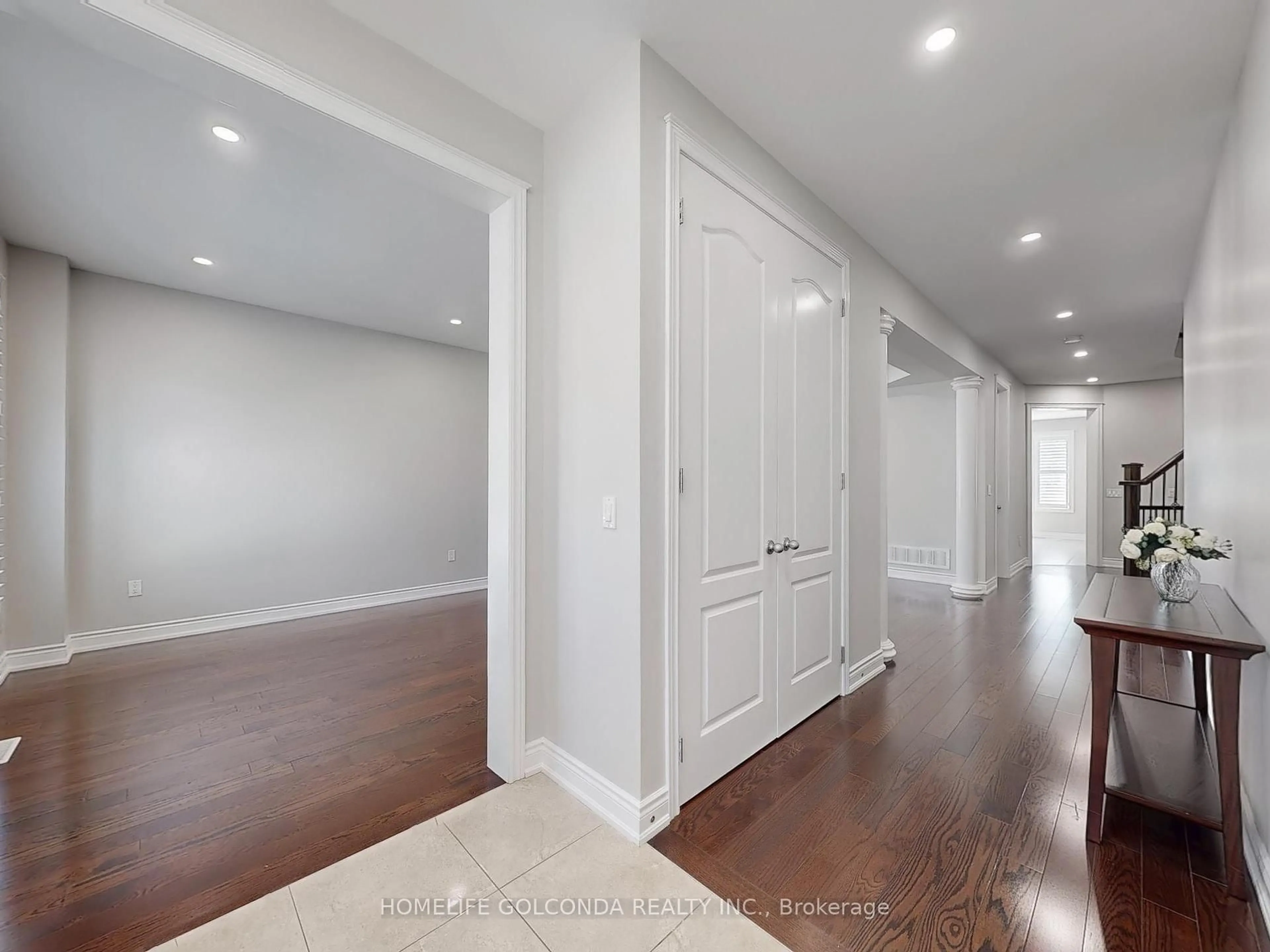 Indoor entryway for 3148 Larry Cres, Oakville Ontario L6M 0T1