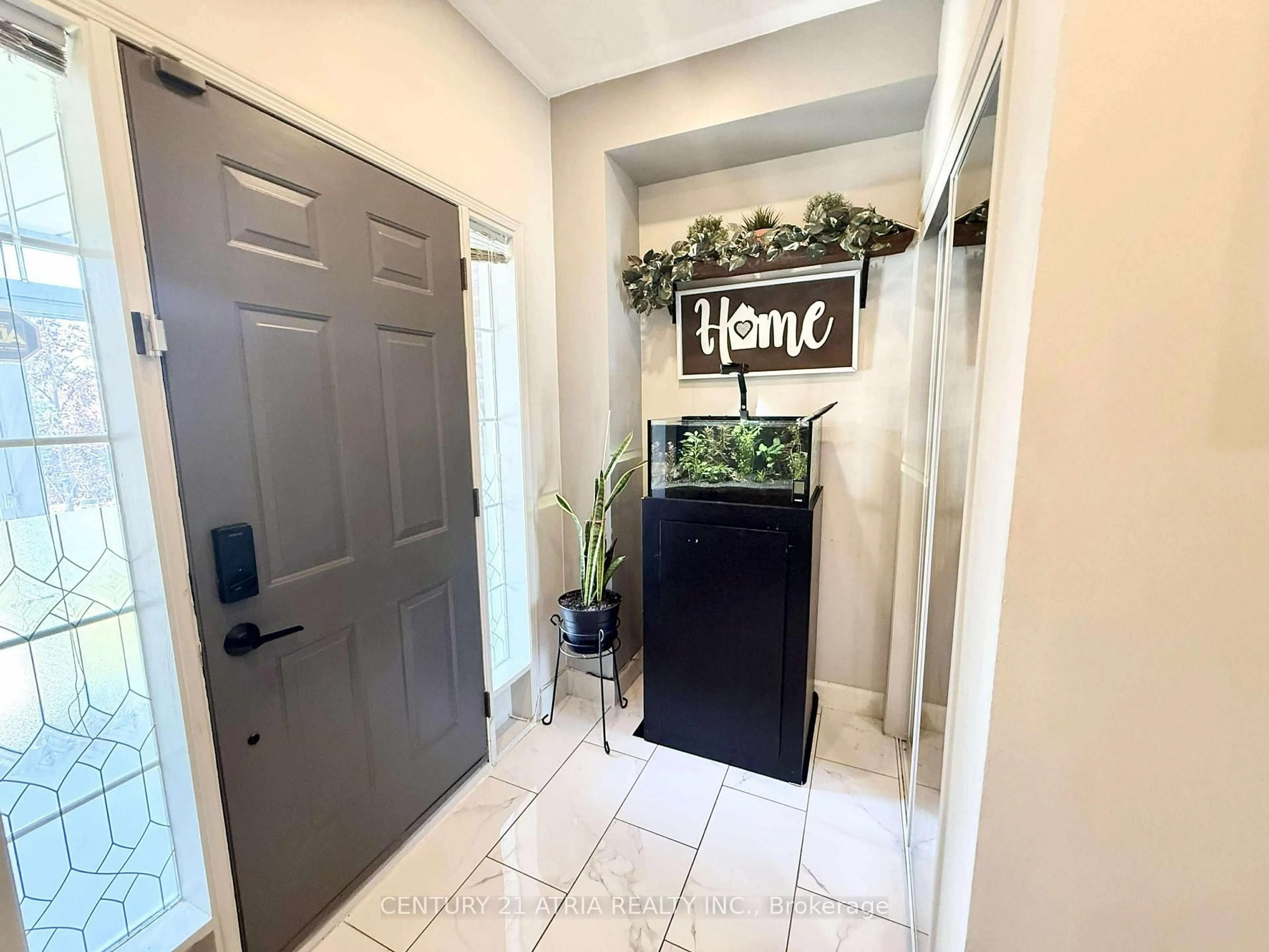 Indoor entryway for 6083 Rowers Cres, Mississauga Ontario L5V 3A2