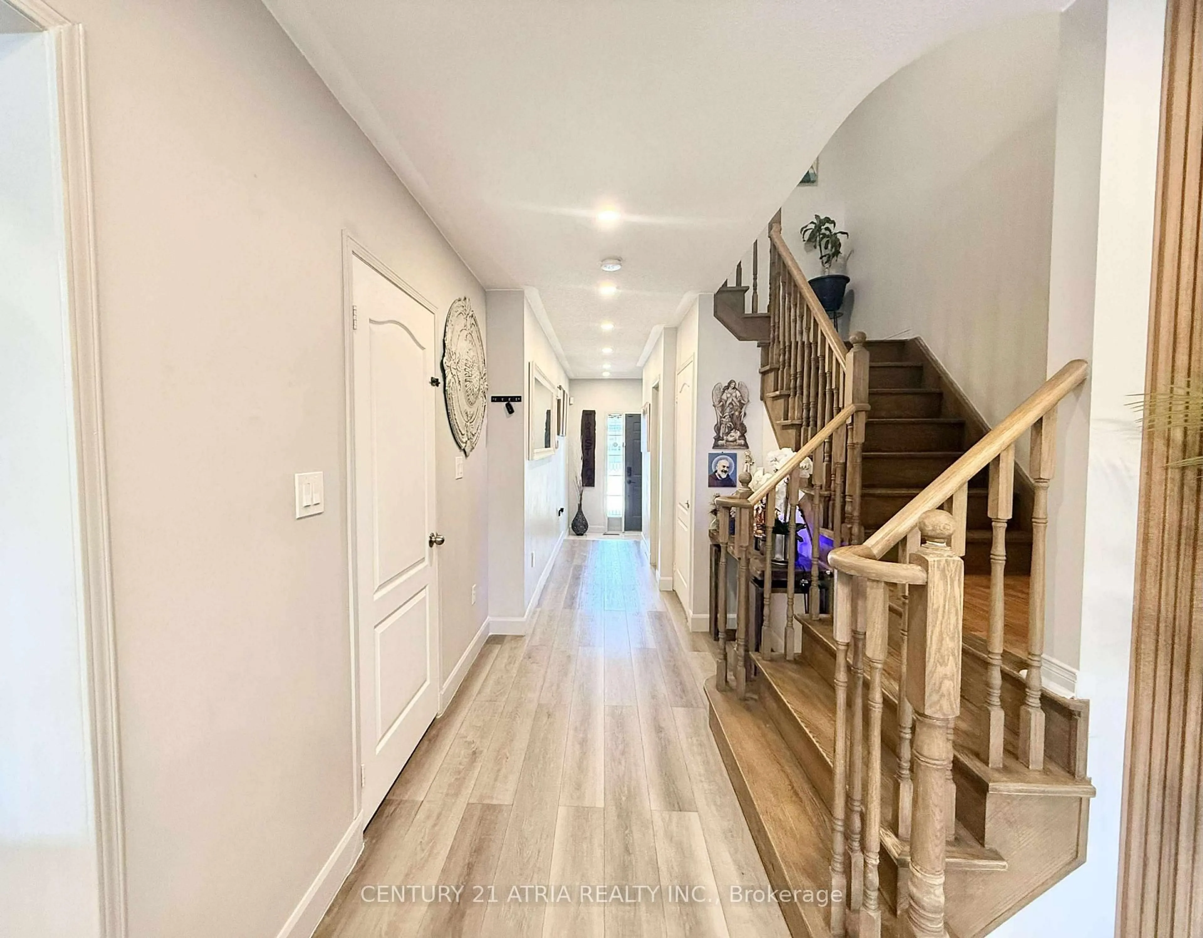 Indoor entryway for 6083 Rowers Cres, Mississauga Ontario L5V 3A2