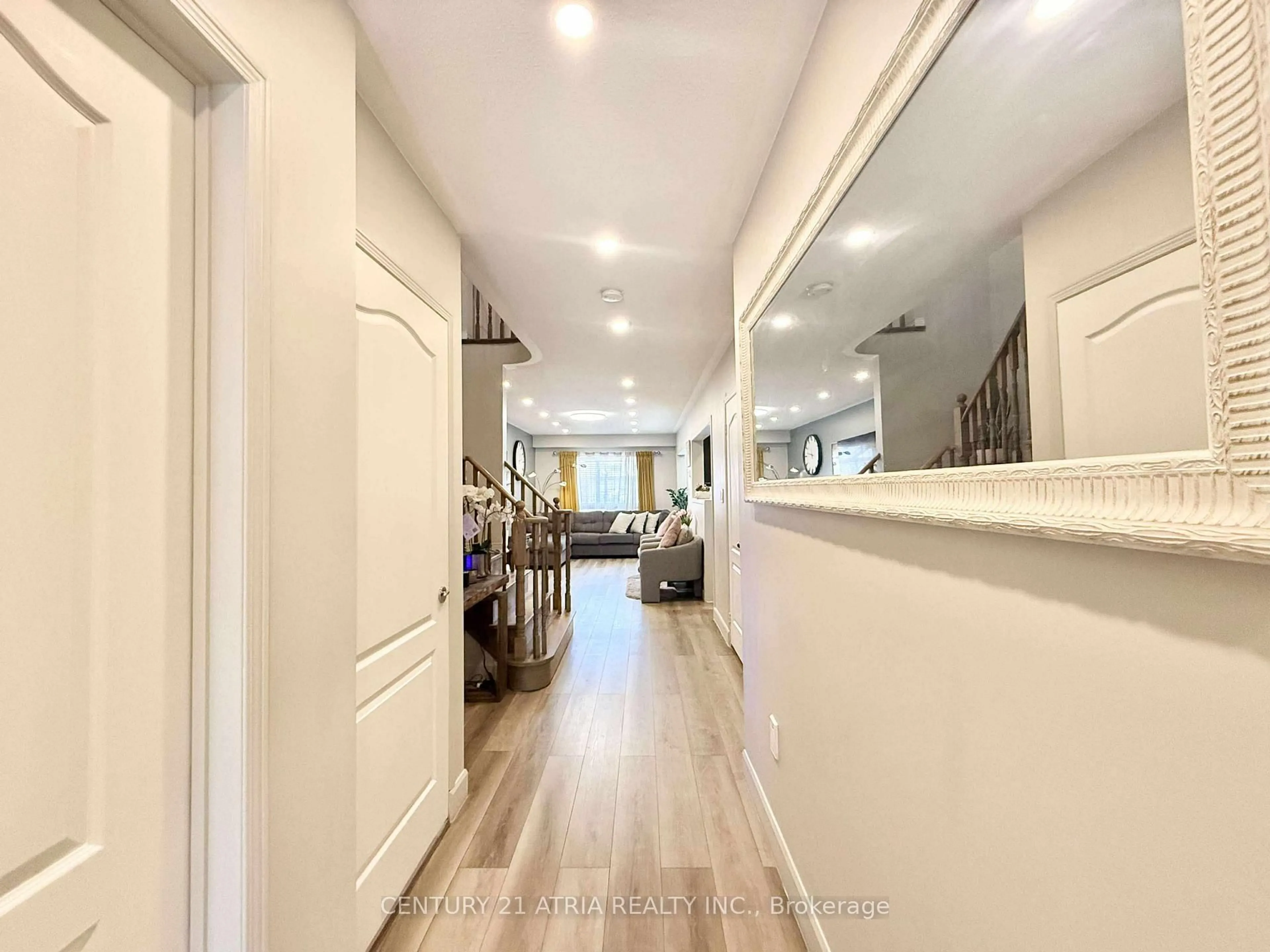 Indoor entryway for 6083 Rowers Cres, Mississauga Ontario L5V 3A2
