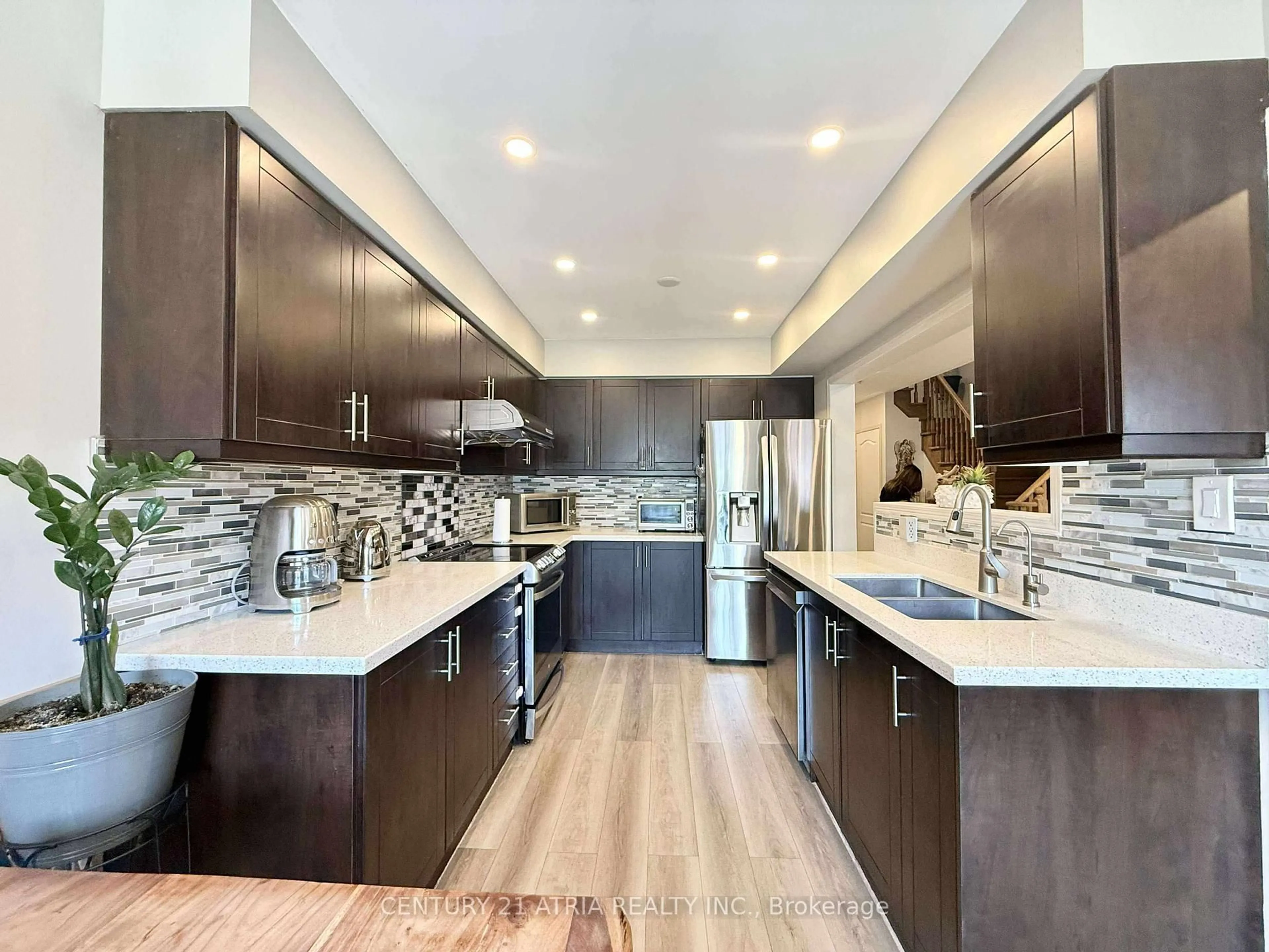 Contemporary kitchen, unknown for 6083 Rowers Cres, Mississauga Ontario L5V 3A2