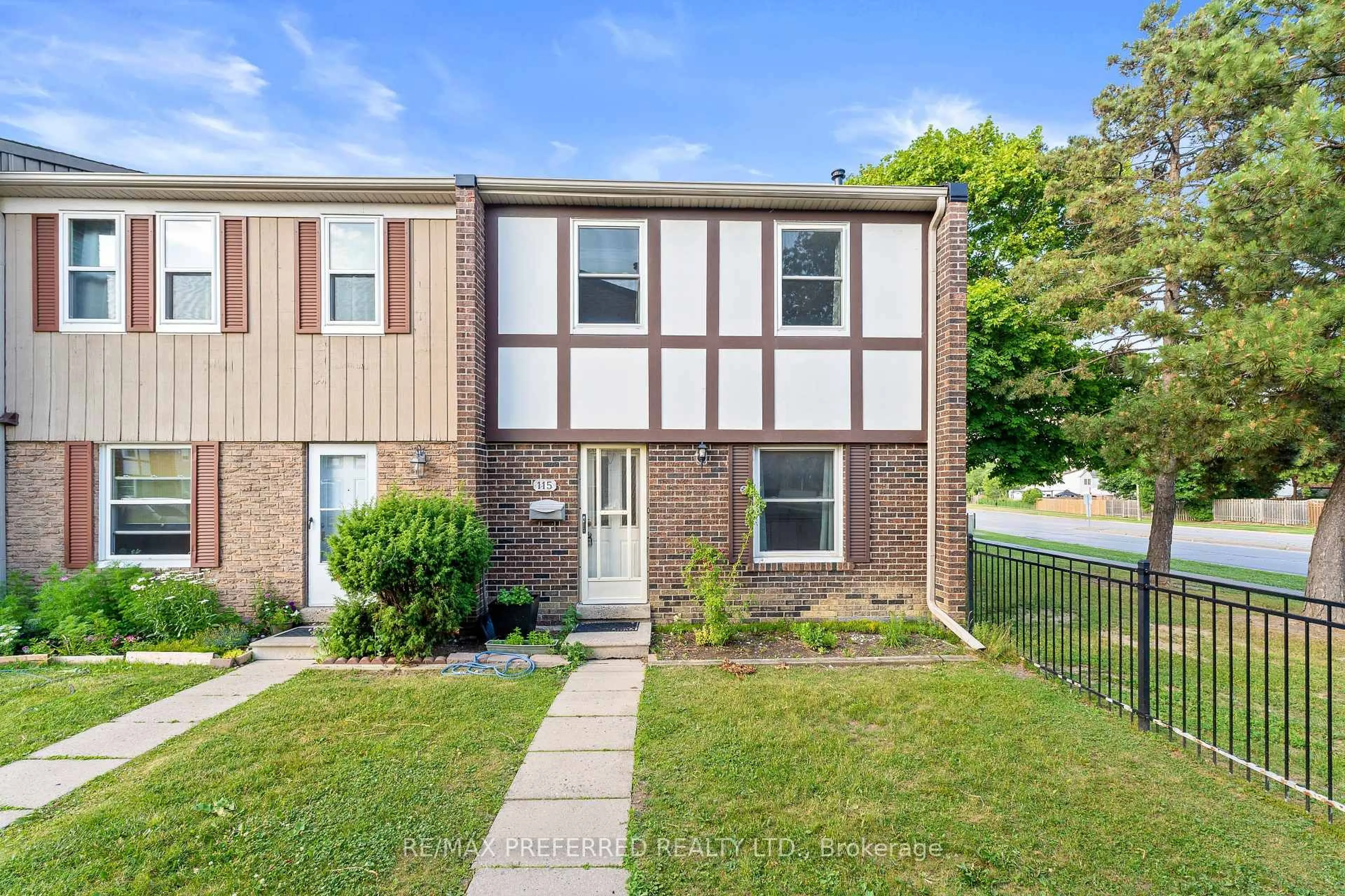 A pic from outside/outdoor area/front of a property/back of a property/a pic from drone, unknown for 900 Central Park Dr #115, Brampton Ontario L6S 3J6