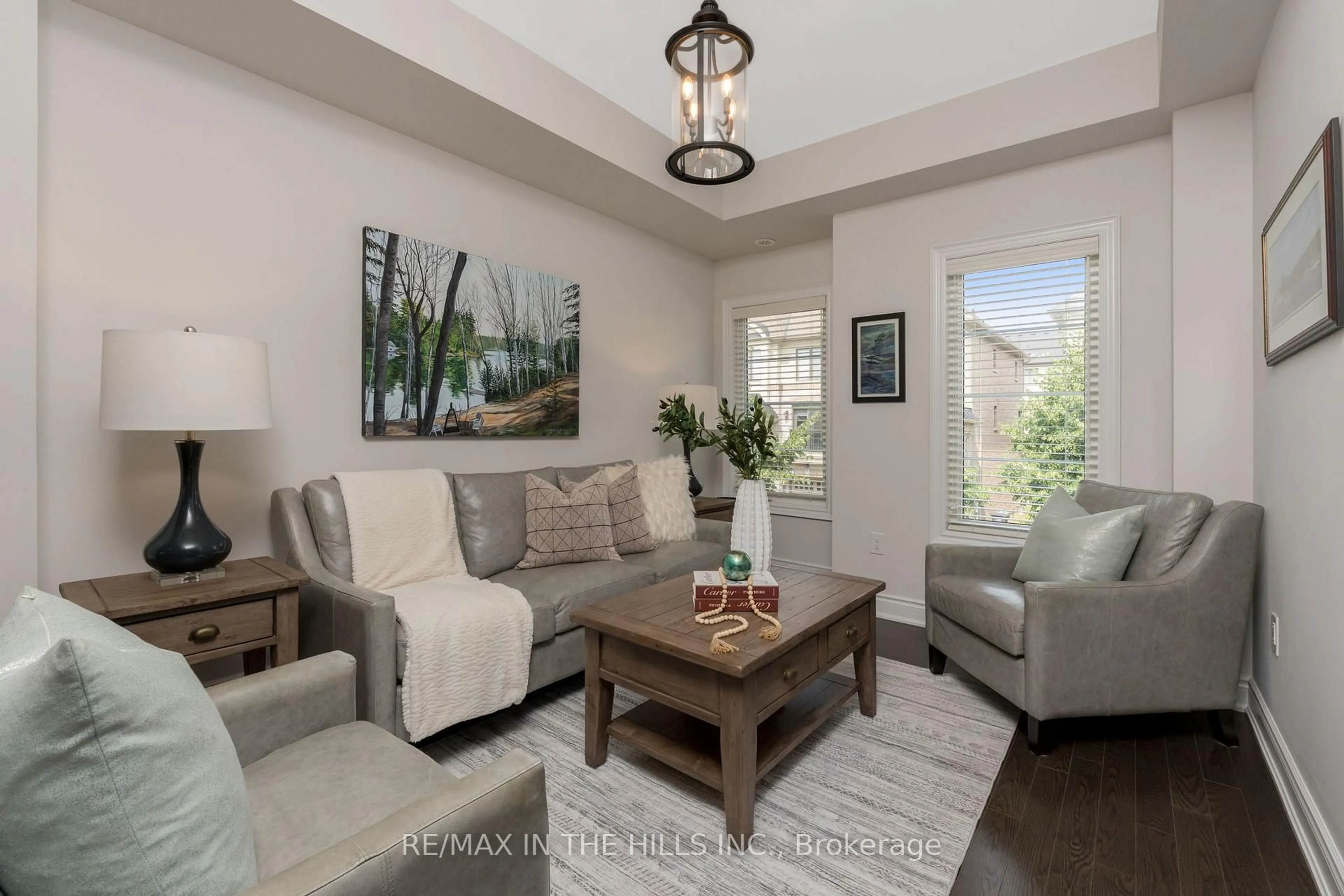 Living room with furniture, unknown for 1133 Beachcomber Rd, Mississauga Ontario L5G 0B4