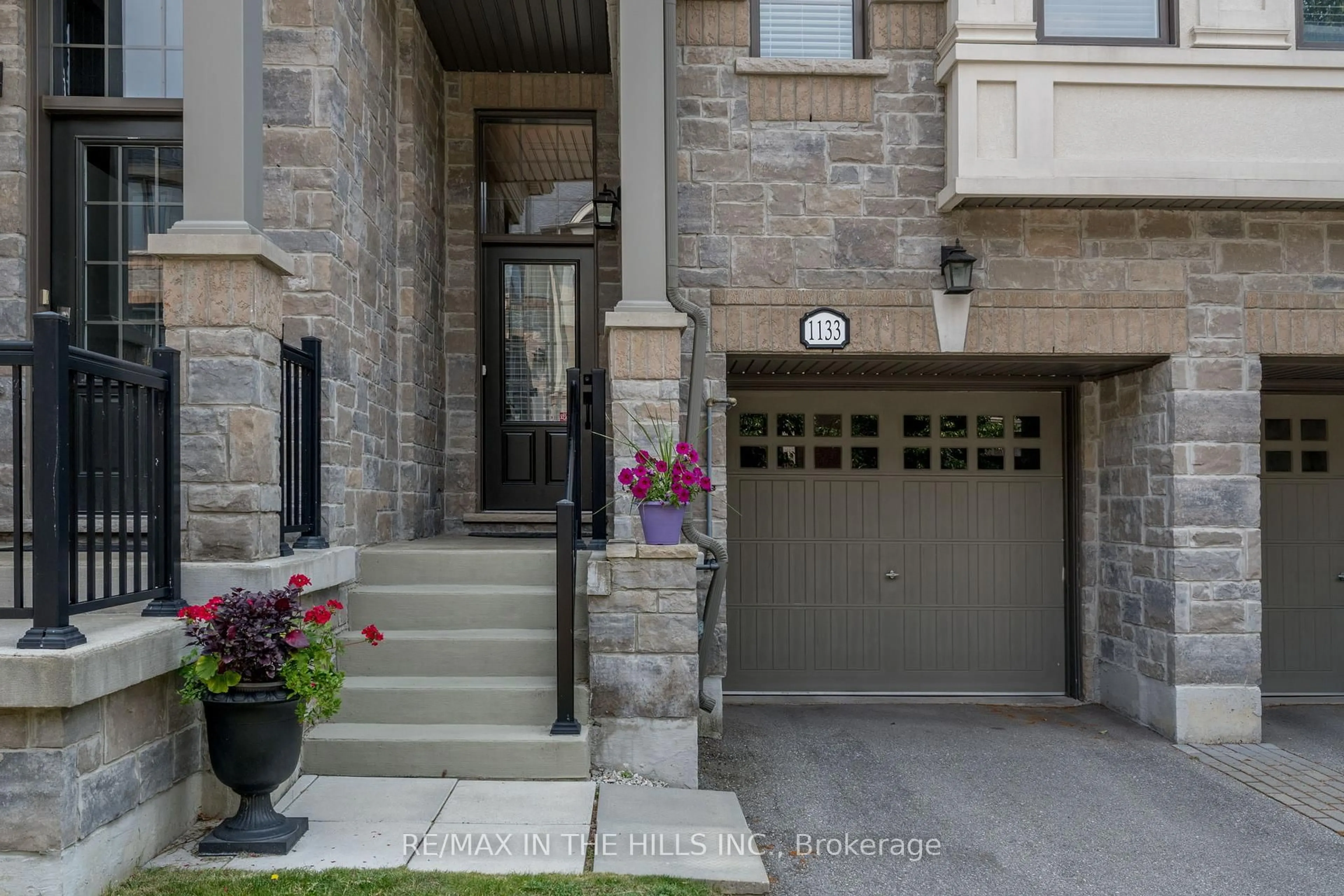 Indoor entryway for 1133 Beachcomber Rd, Mississauga Ontario L5G 0B4