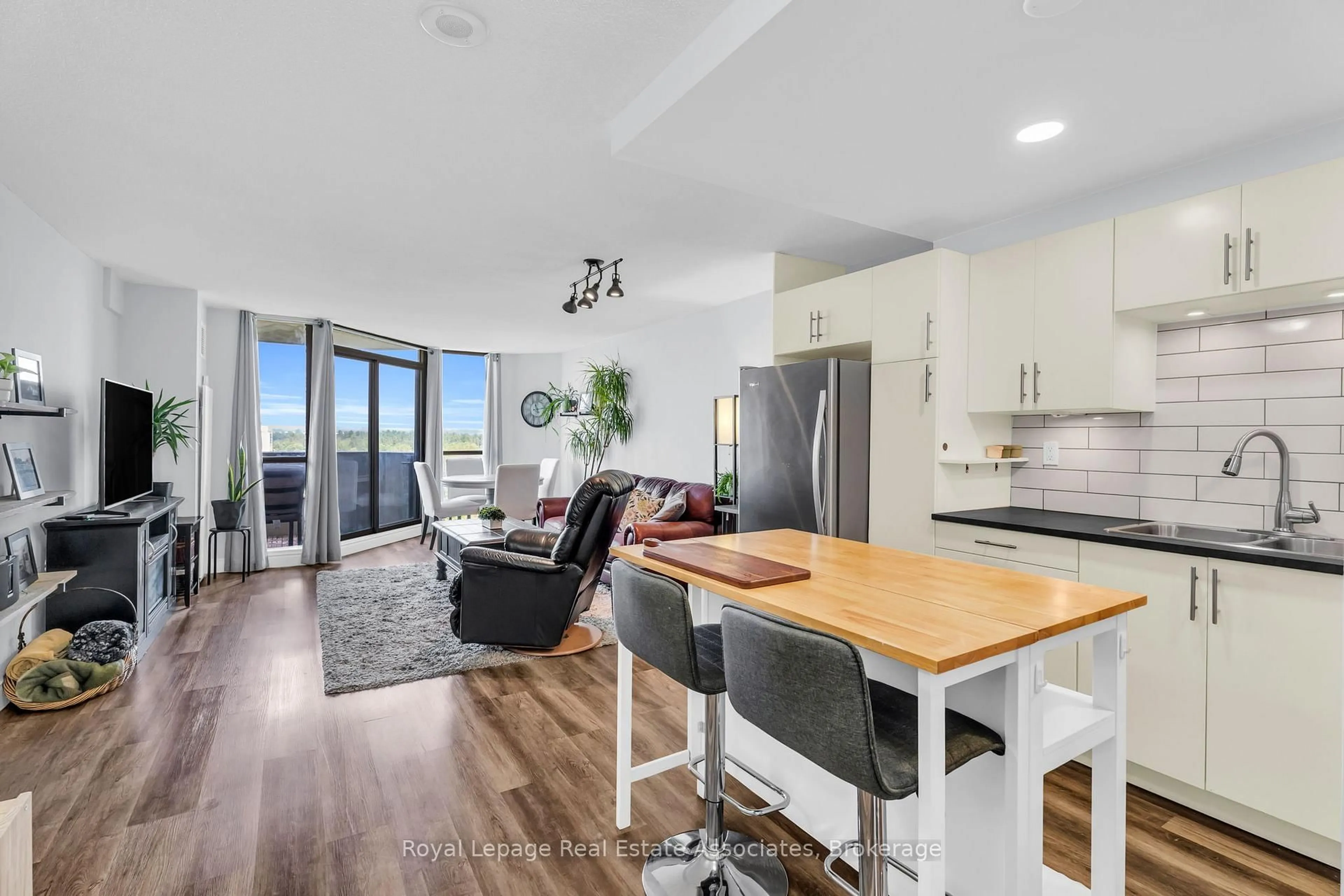 Open concept kitchen, wood/laminate floor for 20 Mcfarlane Dr #905, Halton Hills Ontario L7G 5J8