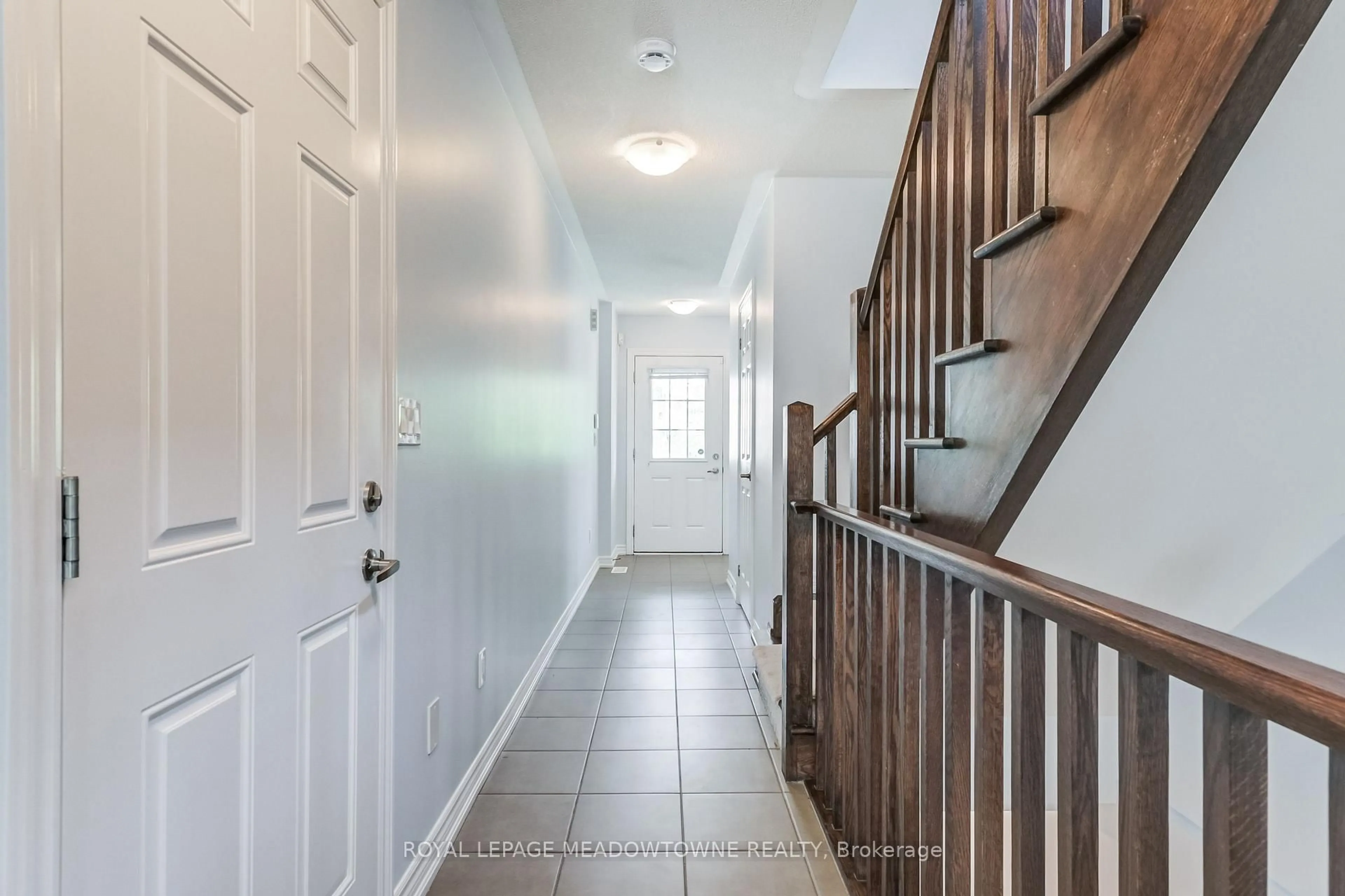 Indoor entryway for 5050 Harvard Rd #1, Mississauga Ontario L5M 0X1
