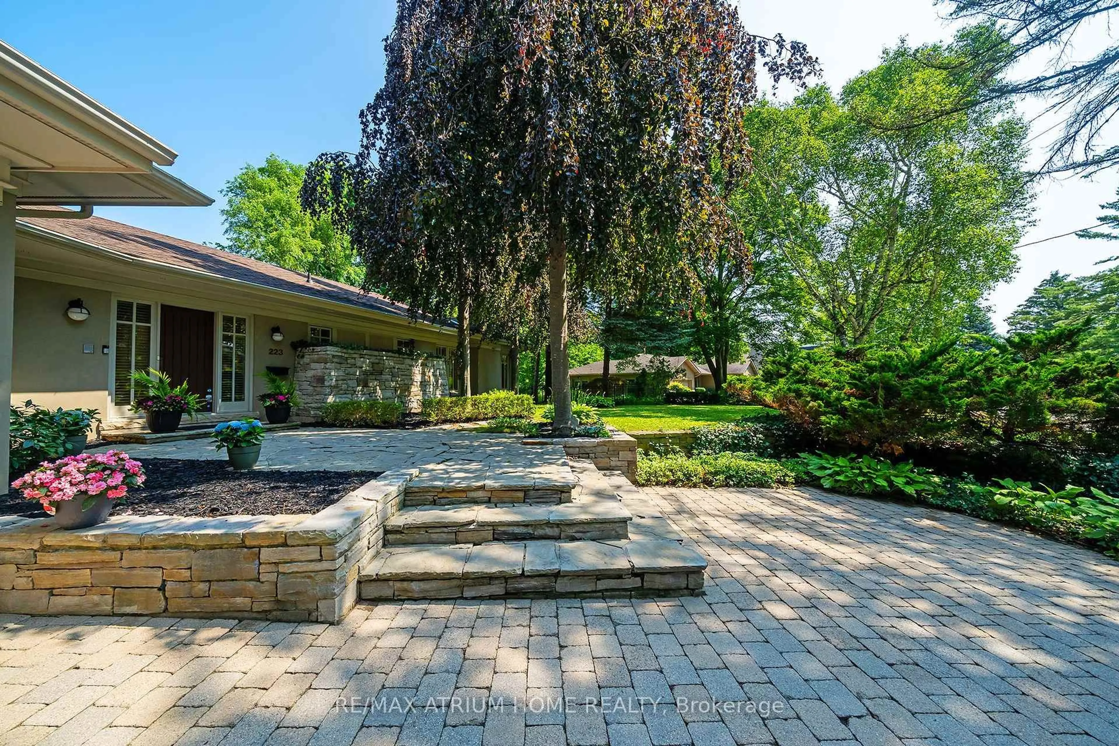 Patio, street for 223 Trelawn Ave, Oakville Ontario L6J 4R3