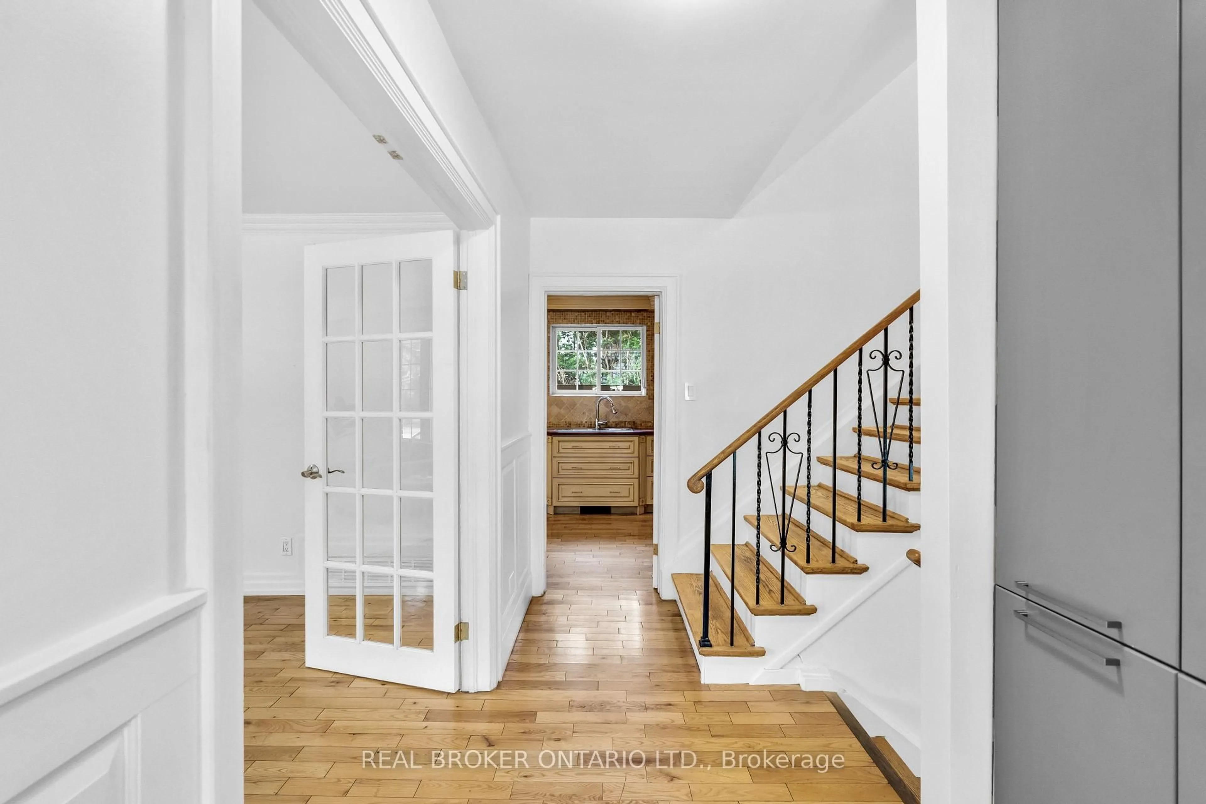 Indoor entryway for 2 Winterton Dr, Toronto Ontario M9B 3G5