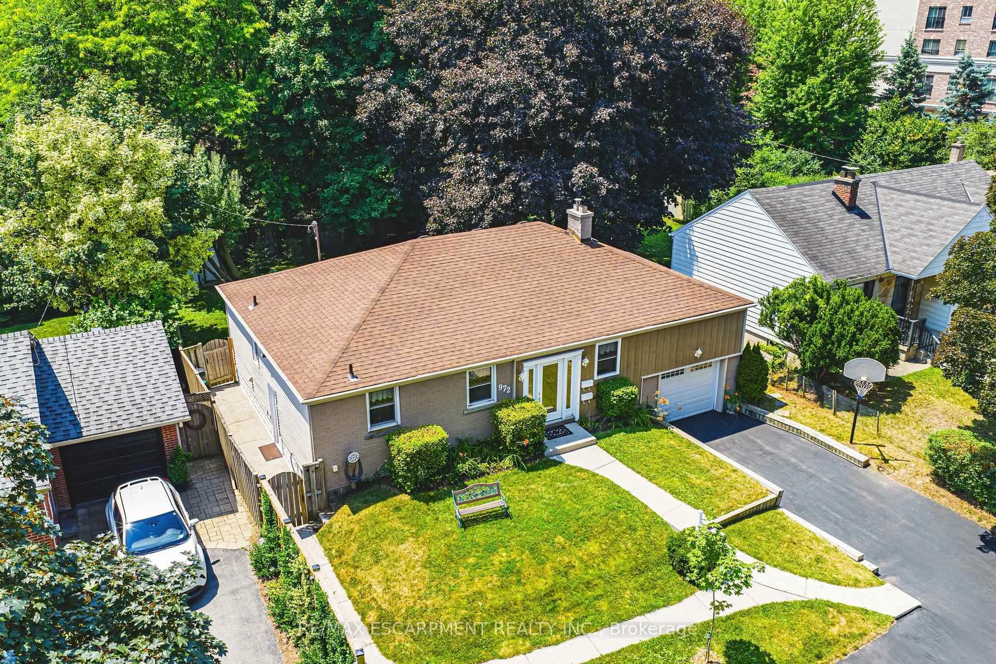 A pic from outside/outdoor area/front of a property/back of a property/a pic from drone, street for 972 Kingsway Dr, Burlington Ontario L7T 3J2
