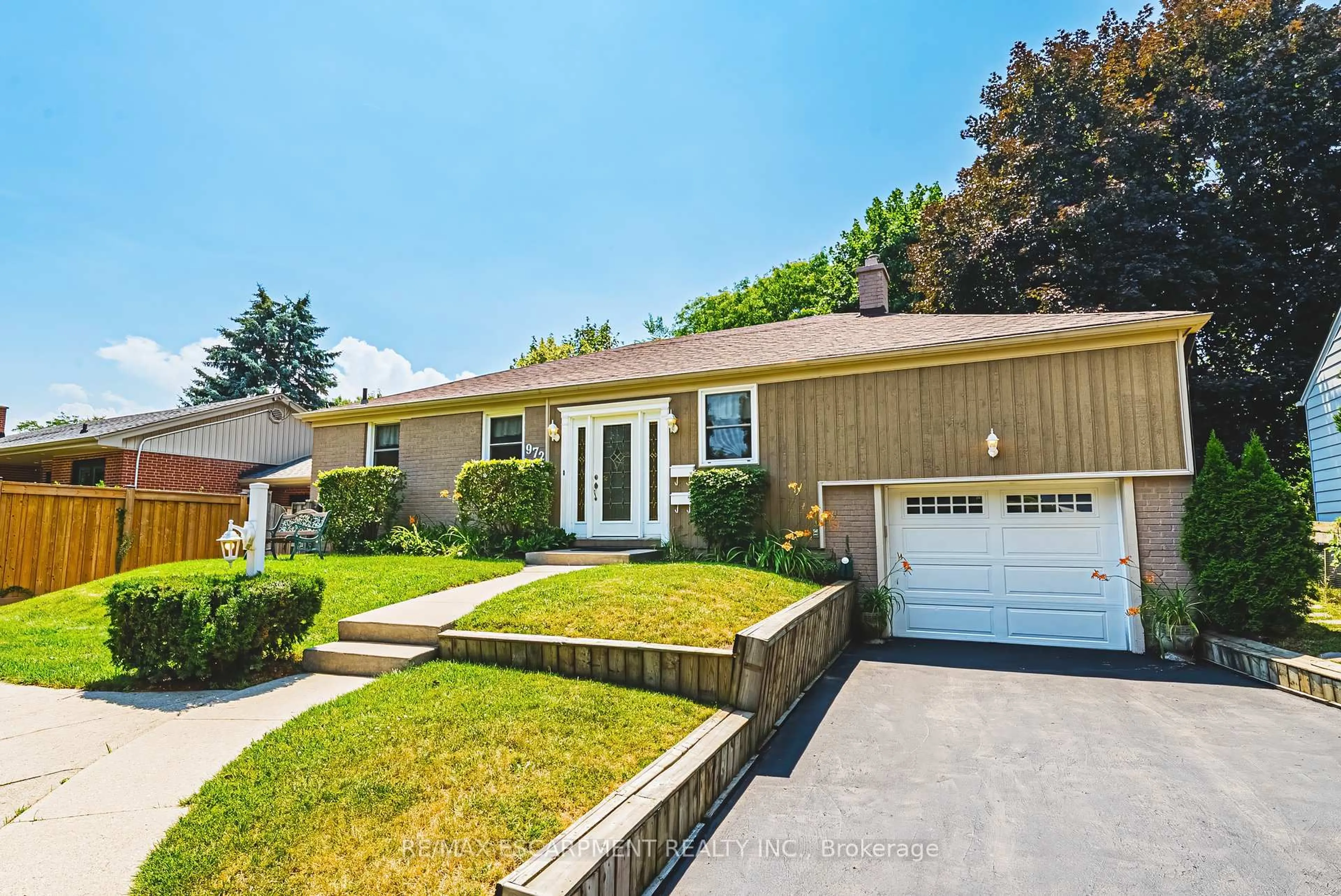Home with vinyl exterior material, street for 972 Kingsway Dr, Burlington Ontario L7T 3J2