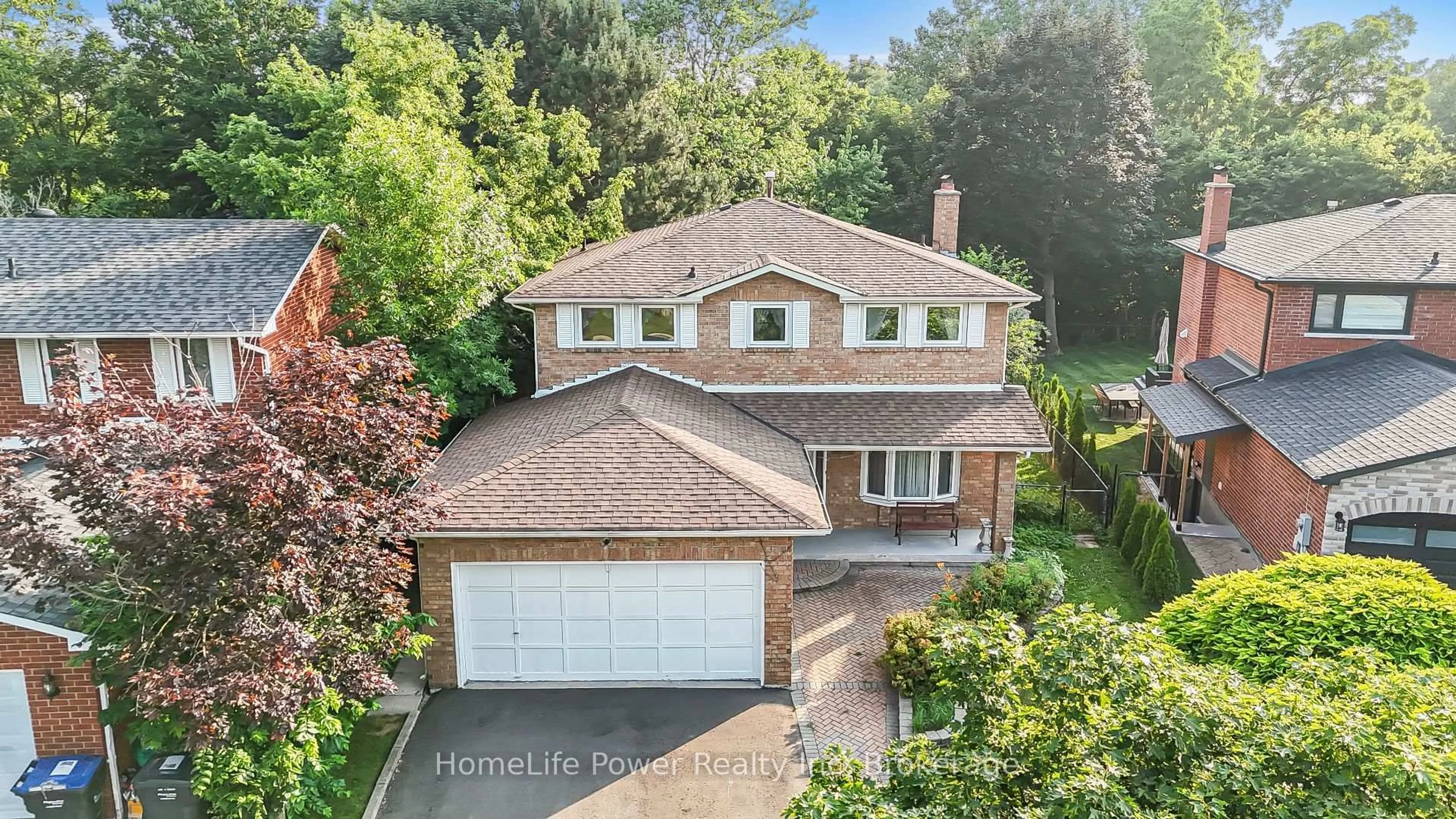 A pic from outside/outdoor area/front of a property/back of a property/a pic from drone, street for 32 Chopin Cres, Brampton Ontario L6Y 2S1