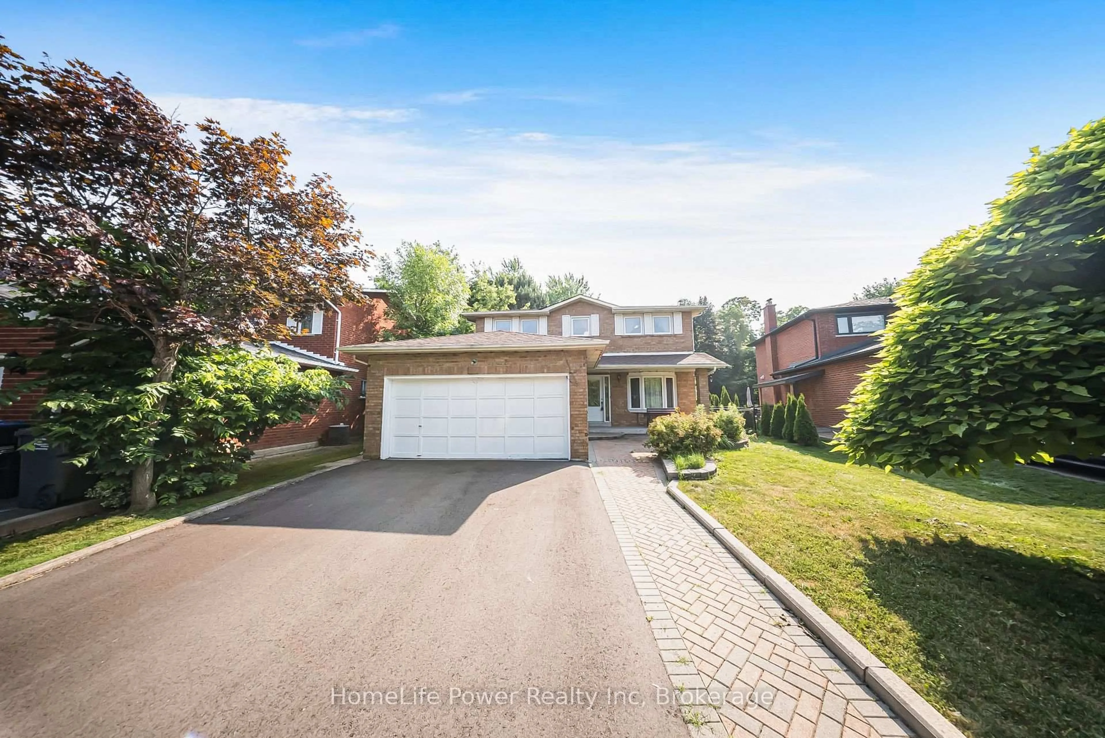 A pic from outside/outdoor area/front of a property/back of a property/a pic from drone, street for 32 Chopin Cres, Brampton Ontario L6Y 2S1
