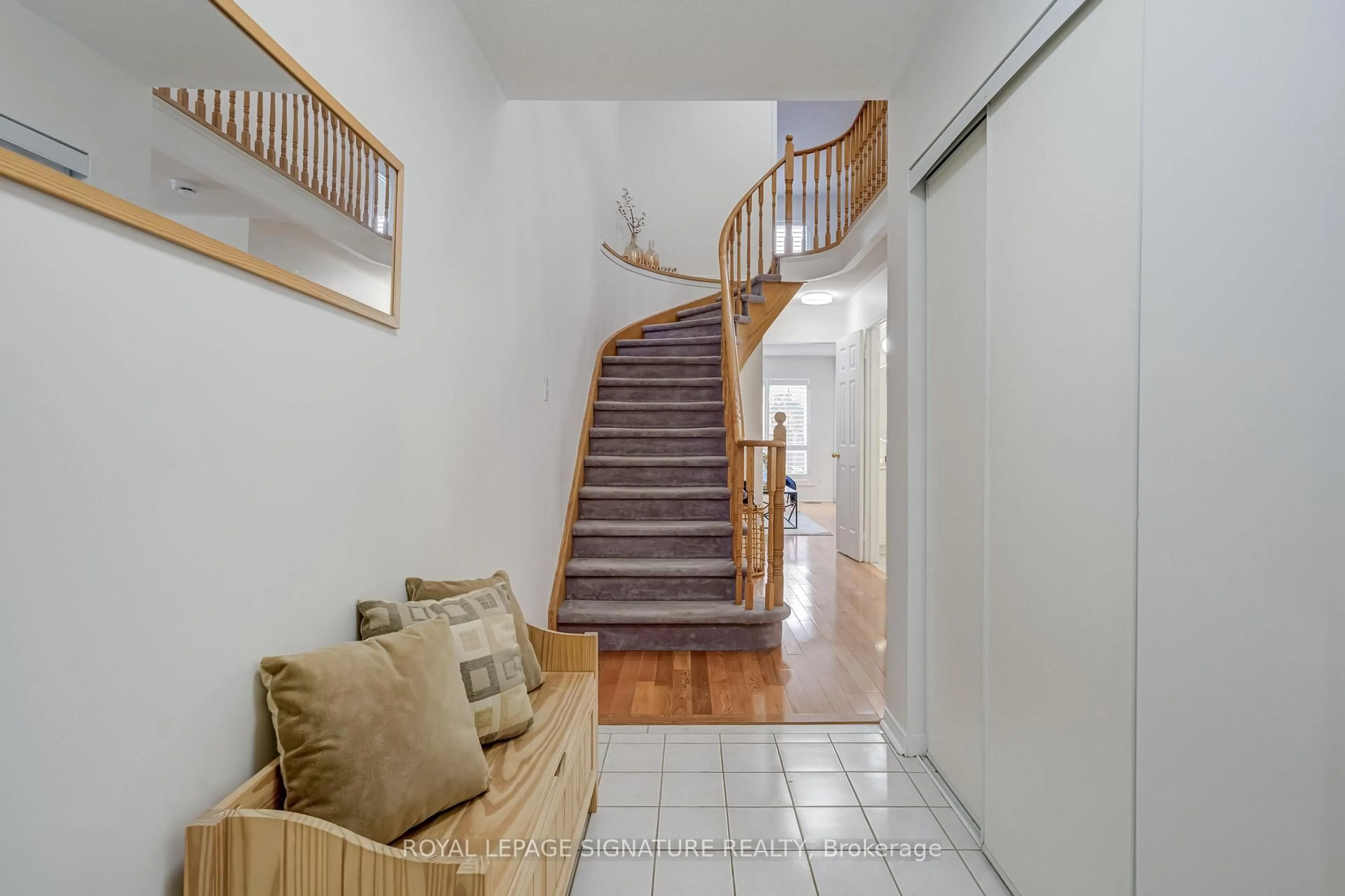Indoor foyer for 61 Cedarwood Cres, Brampton Ontario L6X 4J9
