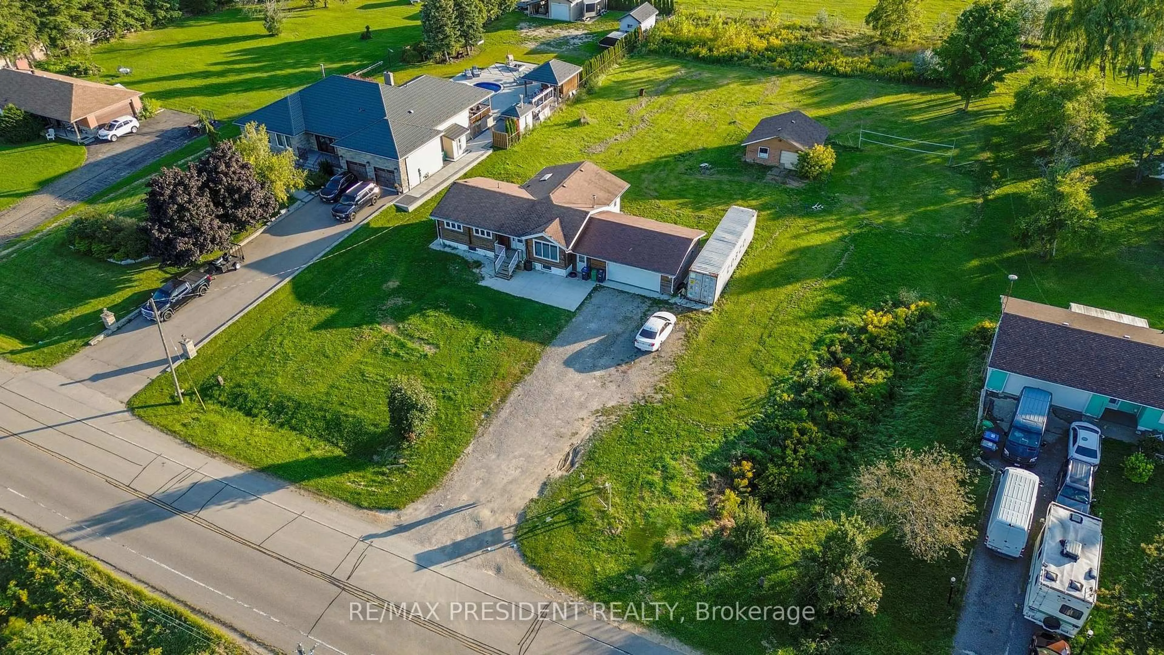 A pic from outside/outdoor area/front of a property/back of a property/a pic from drone, street for 13924 Kennedy Rd, Caledon Ontario L7C 2G2