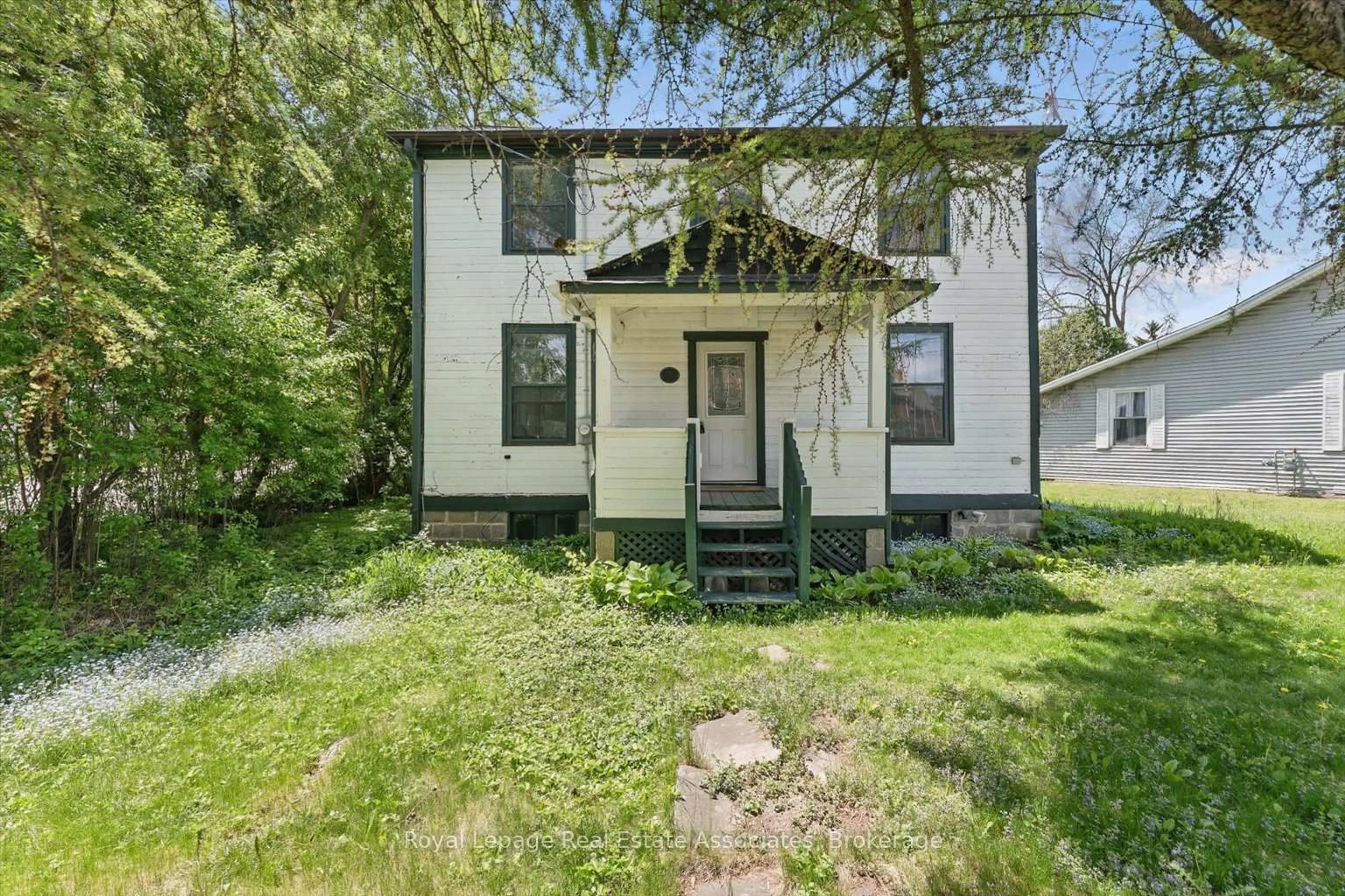 Home with vinyl exterior material, street for 401 Draper St, Halton Hills Ontario L7G 4B6
