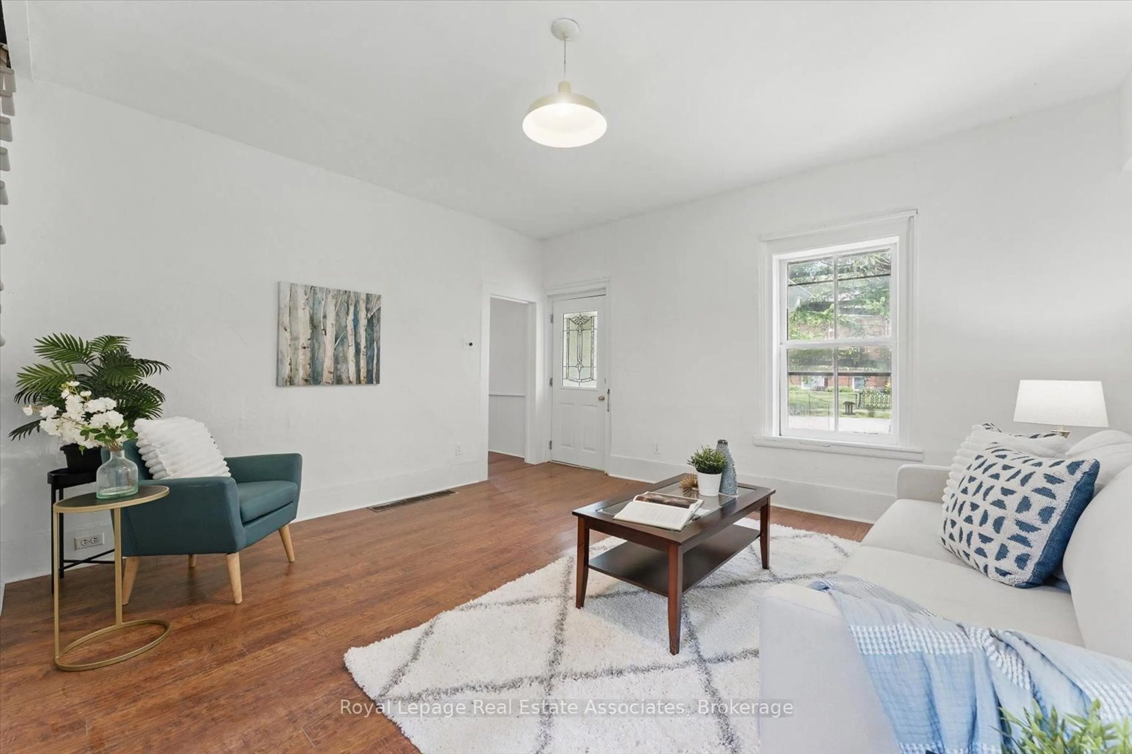 Living room with furniture, unknown for 401 Draper St, Halton Hills Ontario L7G 4B6
