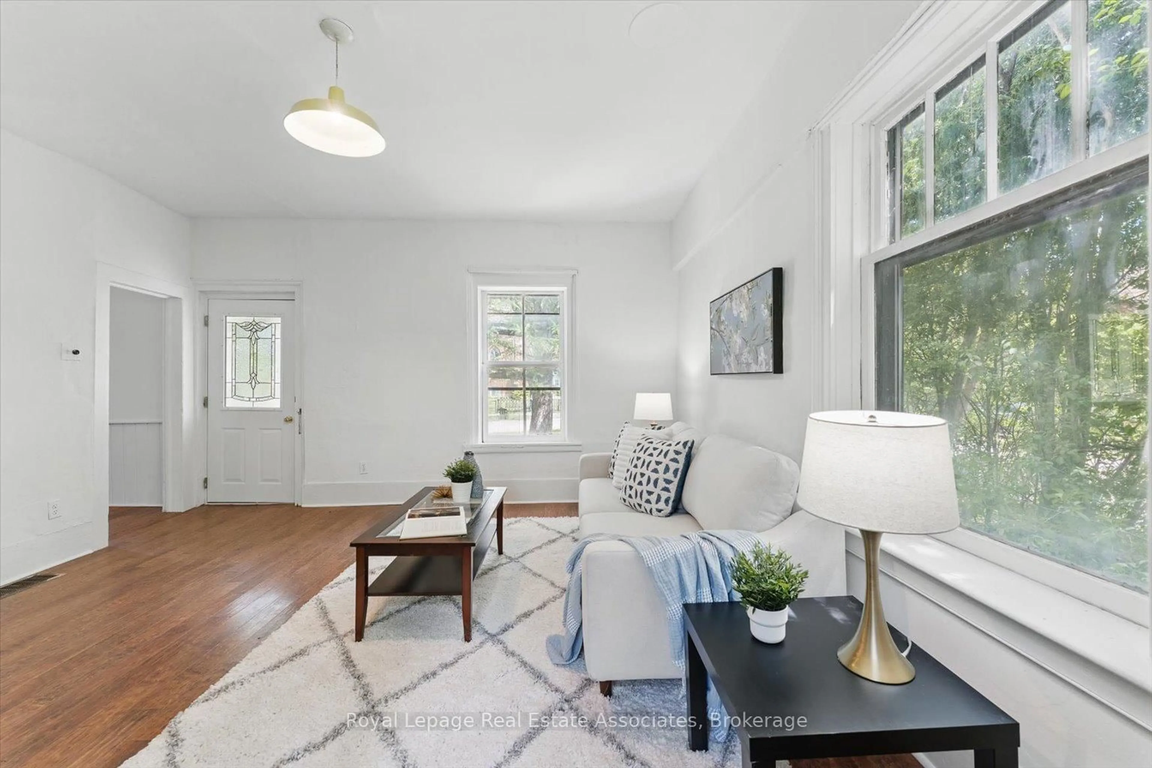 Living room with furniture, unknown for 401 Draper St, Halton Hills Ontario L7G 4B6