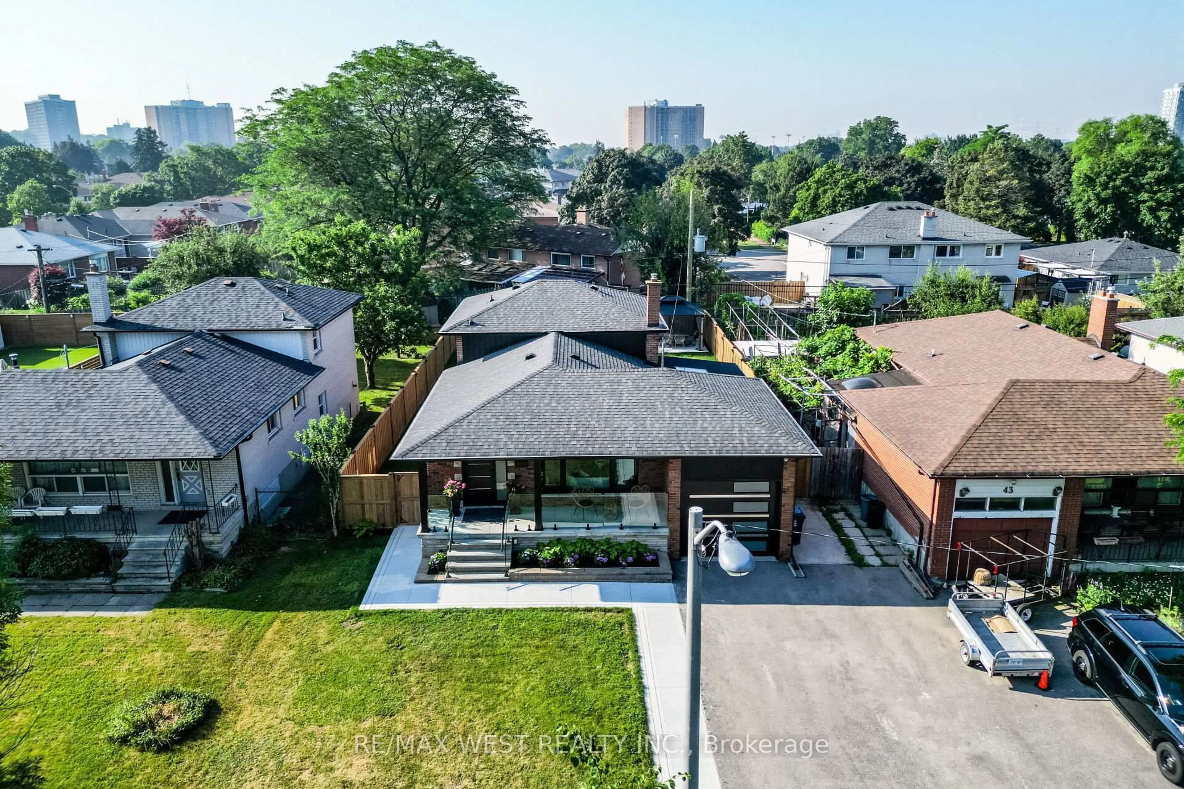 A pic from outside/outdoor area/front of a property/back of a property/a pic from drone, street for 41 Ladbrooke Rd, Toronto Ontario M9R 2B1